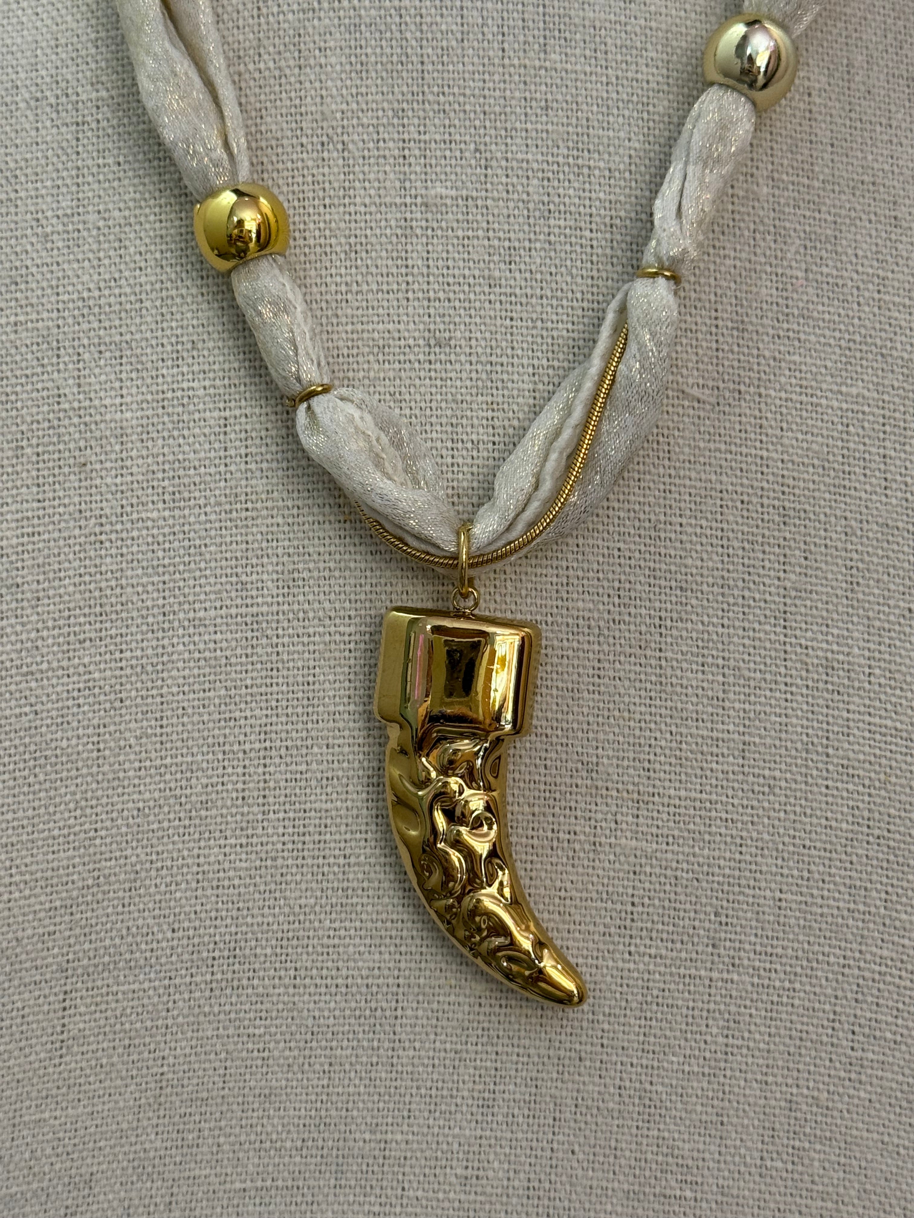 Collana con corno in tessuto