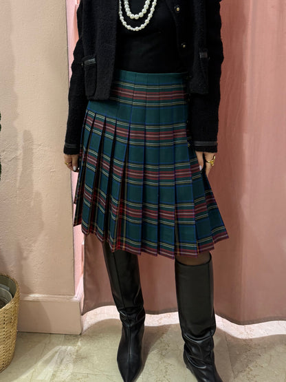 Gonna scozzese sul verde con bottoni