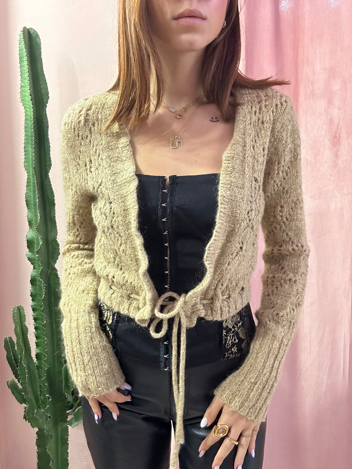 Cardigan crop dorato con filo in lurex