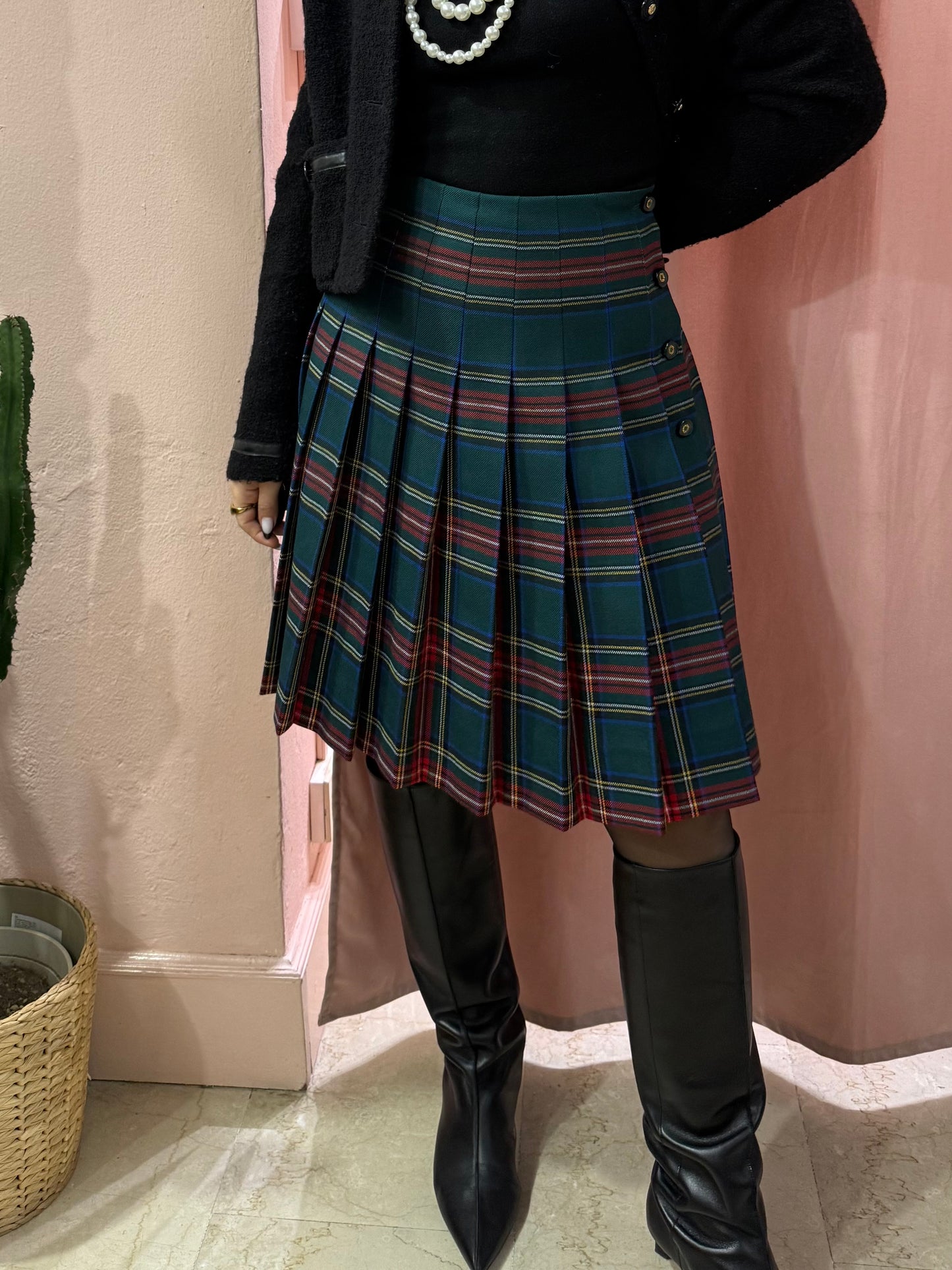 Gonna scozzese sul verde con bottoni