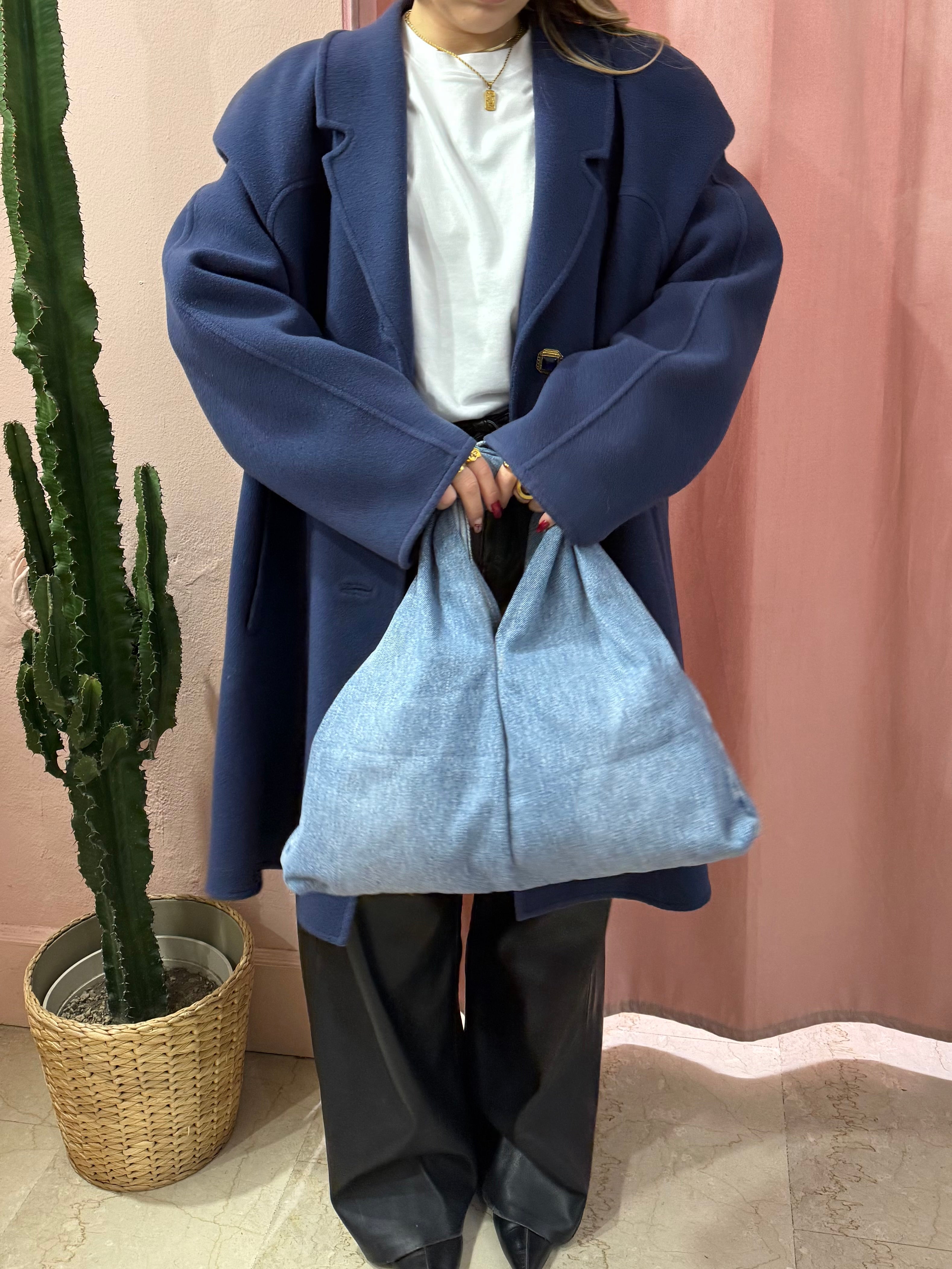 Cappotto blu con bottoni gioiello