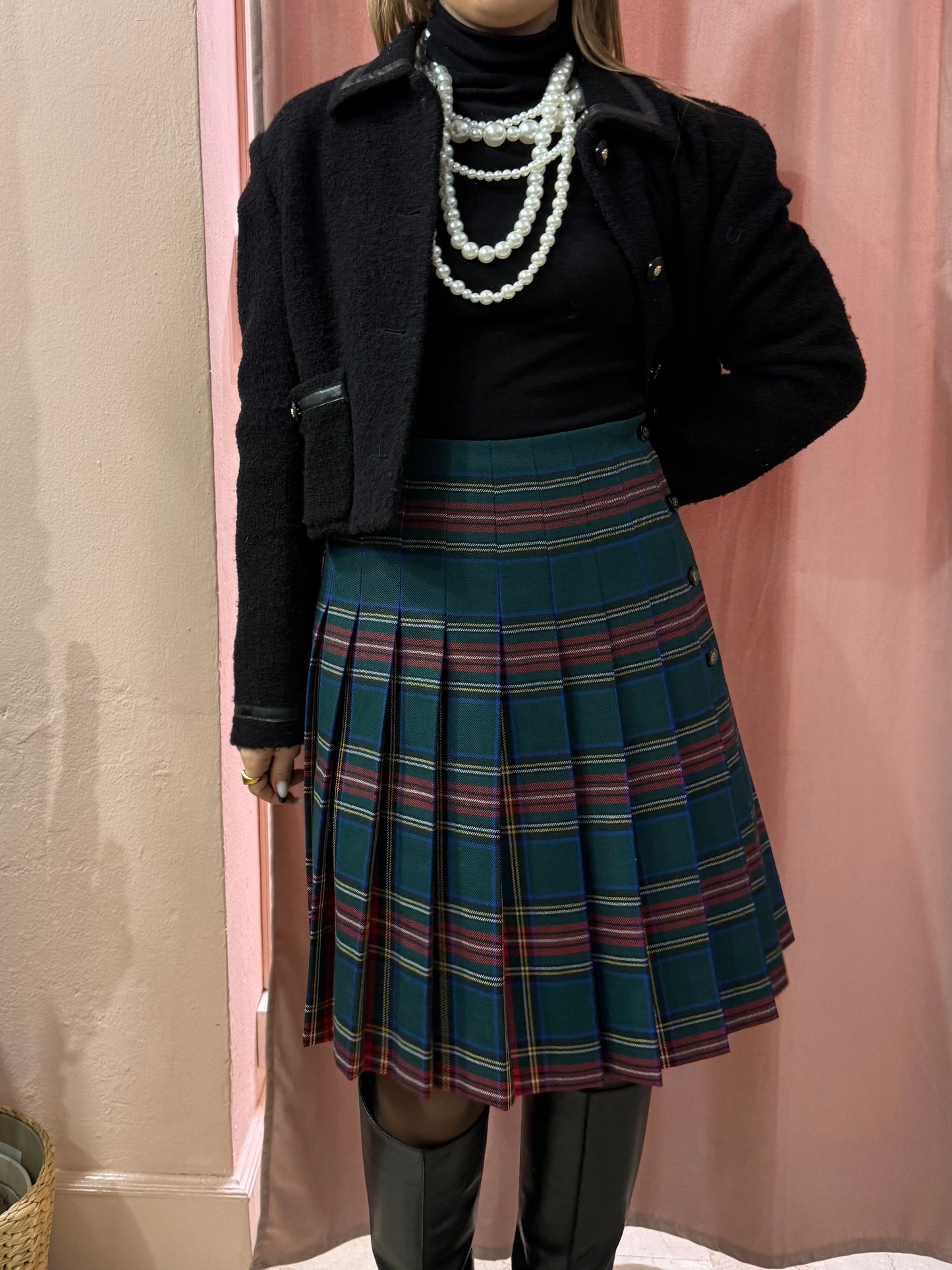 Gonna scozzese sul verde con bottoni