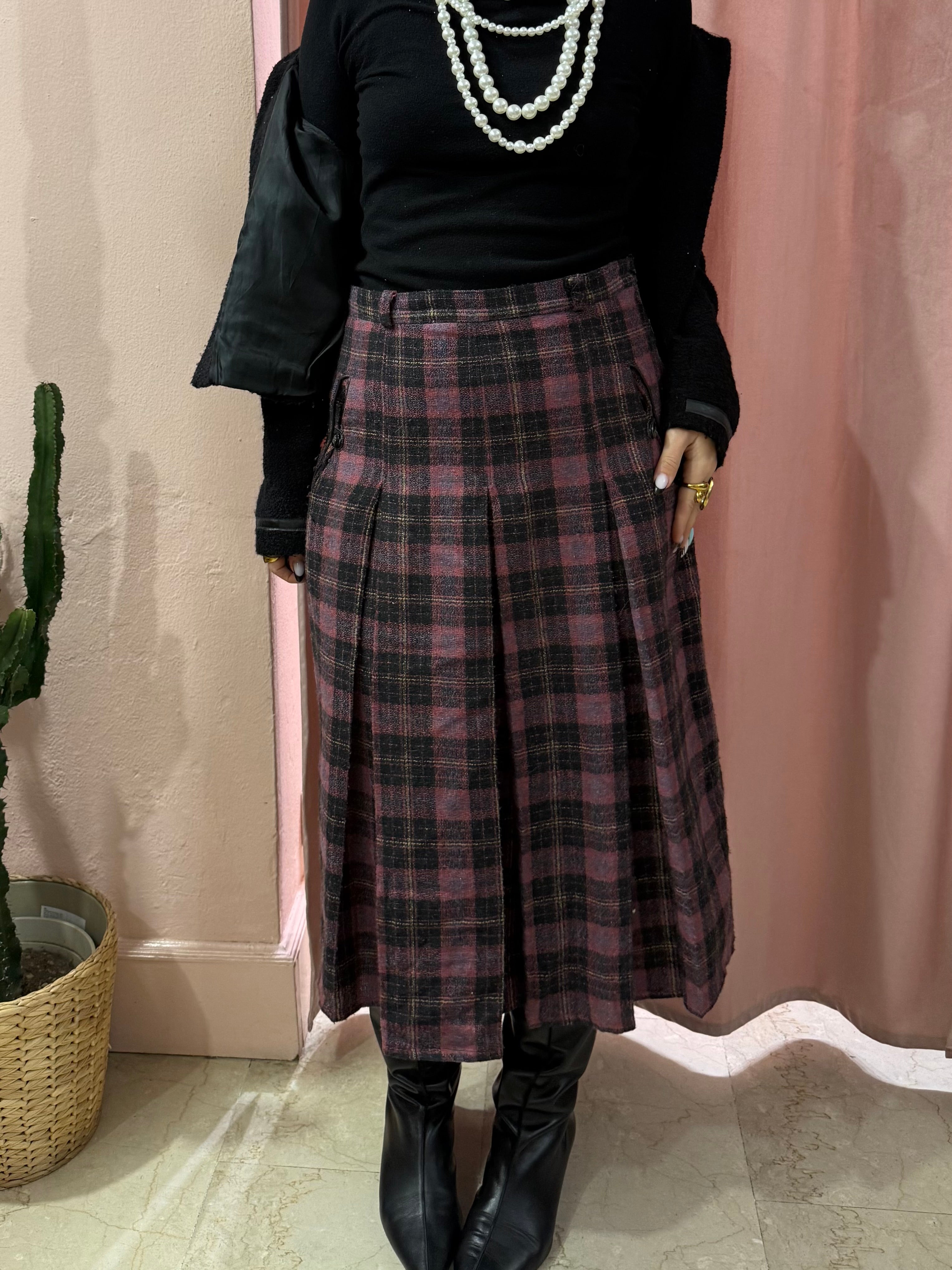 Gonna scozzese sul viola medio lunga