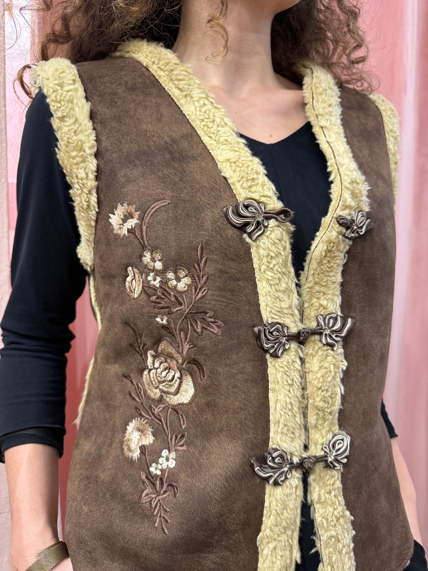 Gilet smanicato con ricami