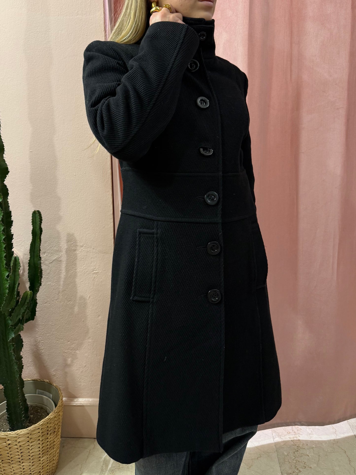 Cappotto nero in lana texture a righe