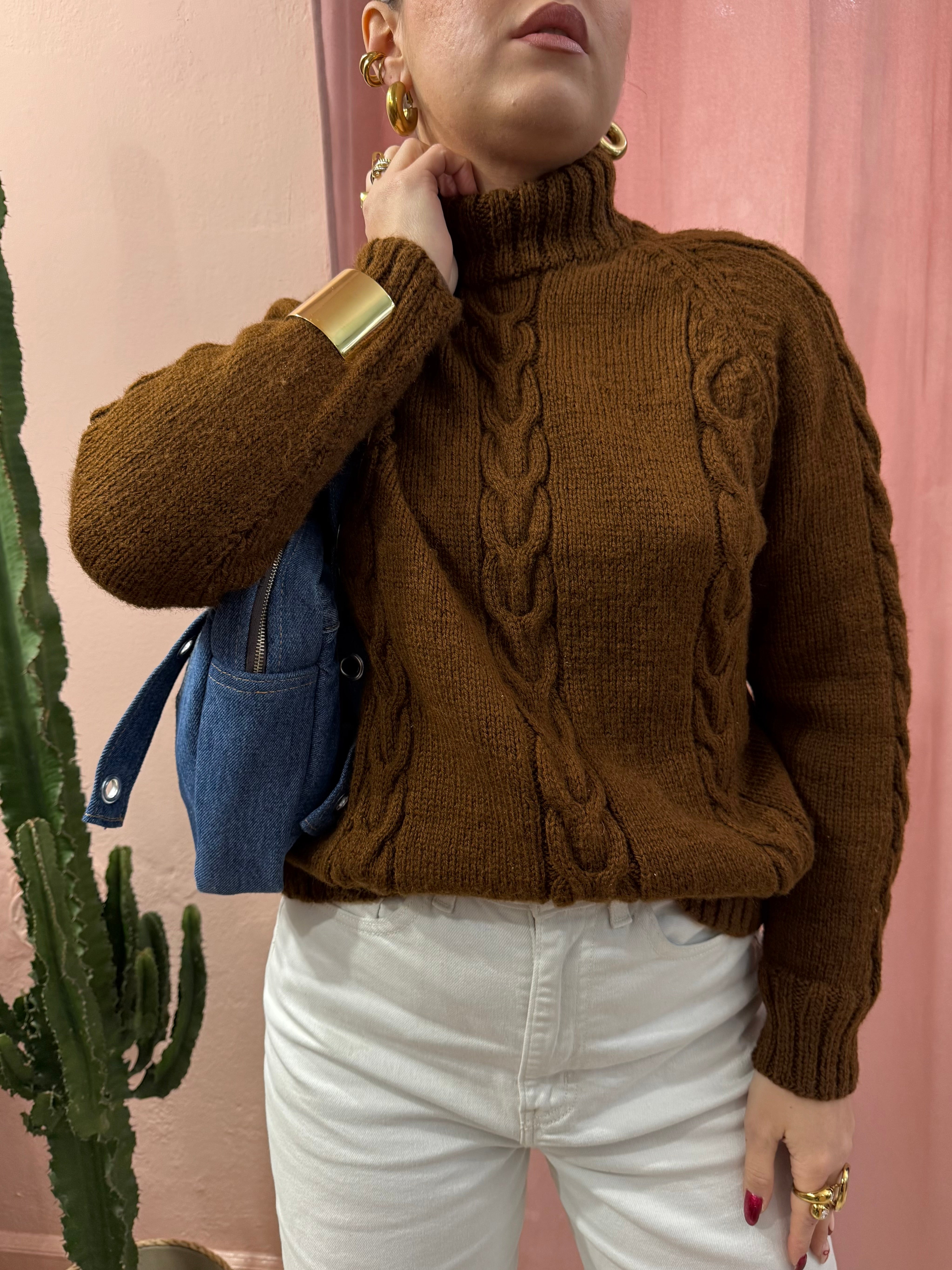 Maglione a collo alto in lana a trecce