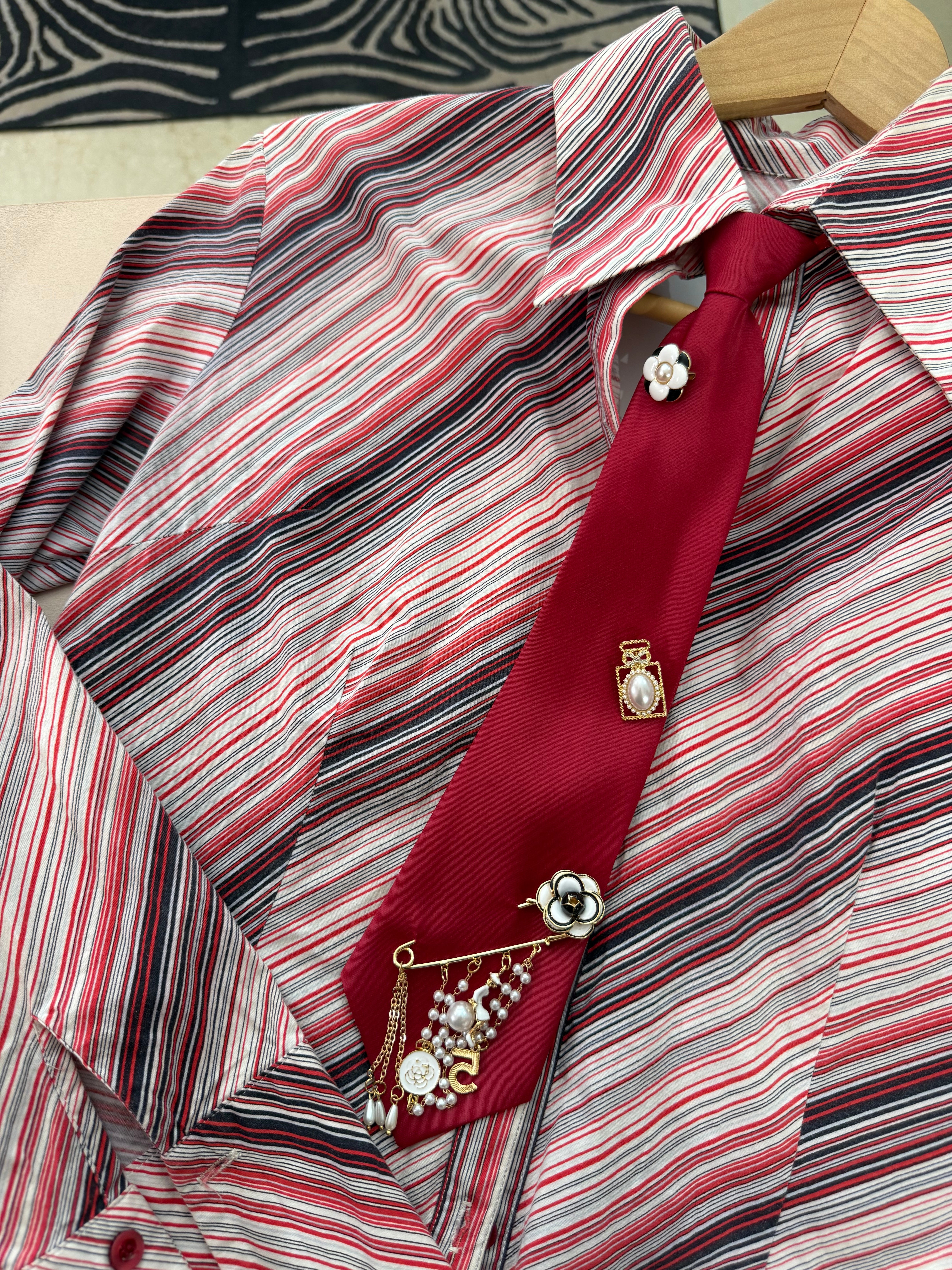 Cravatta bordeaux con spille gioiello