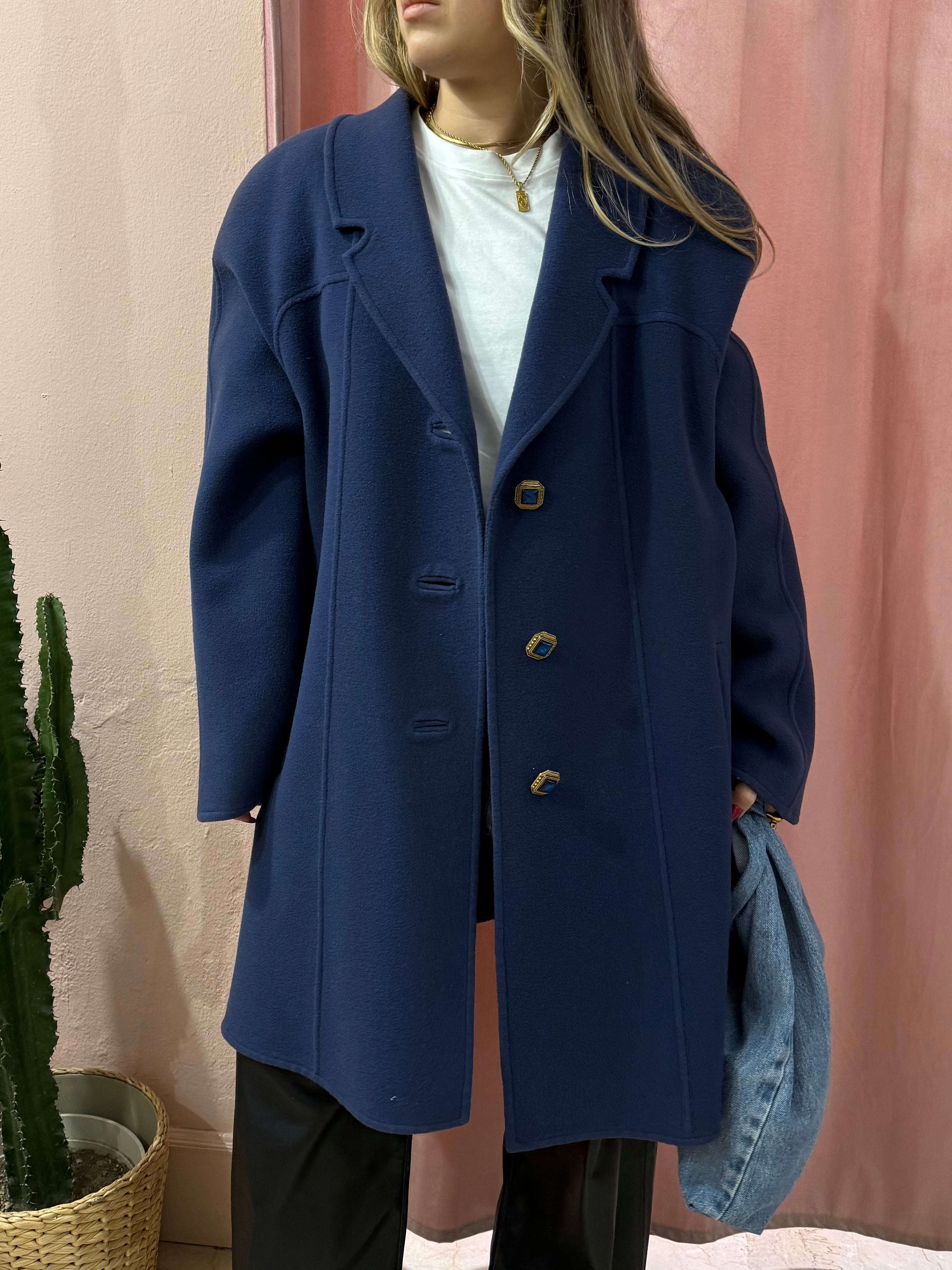 Cappotto blu con bottoni gioiello