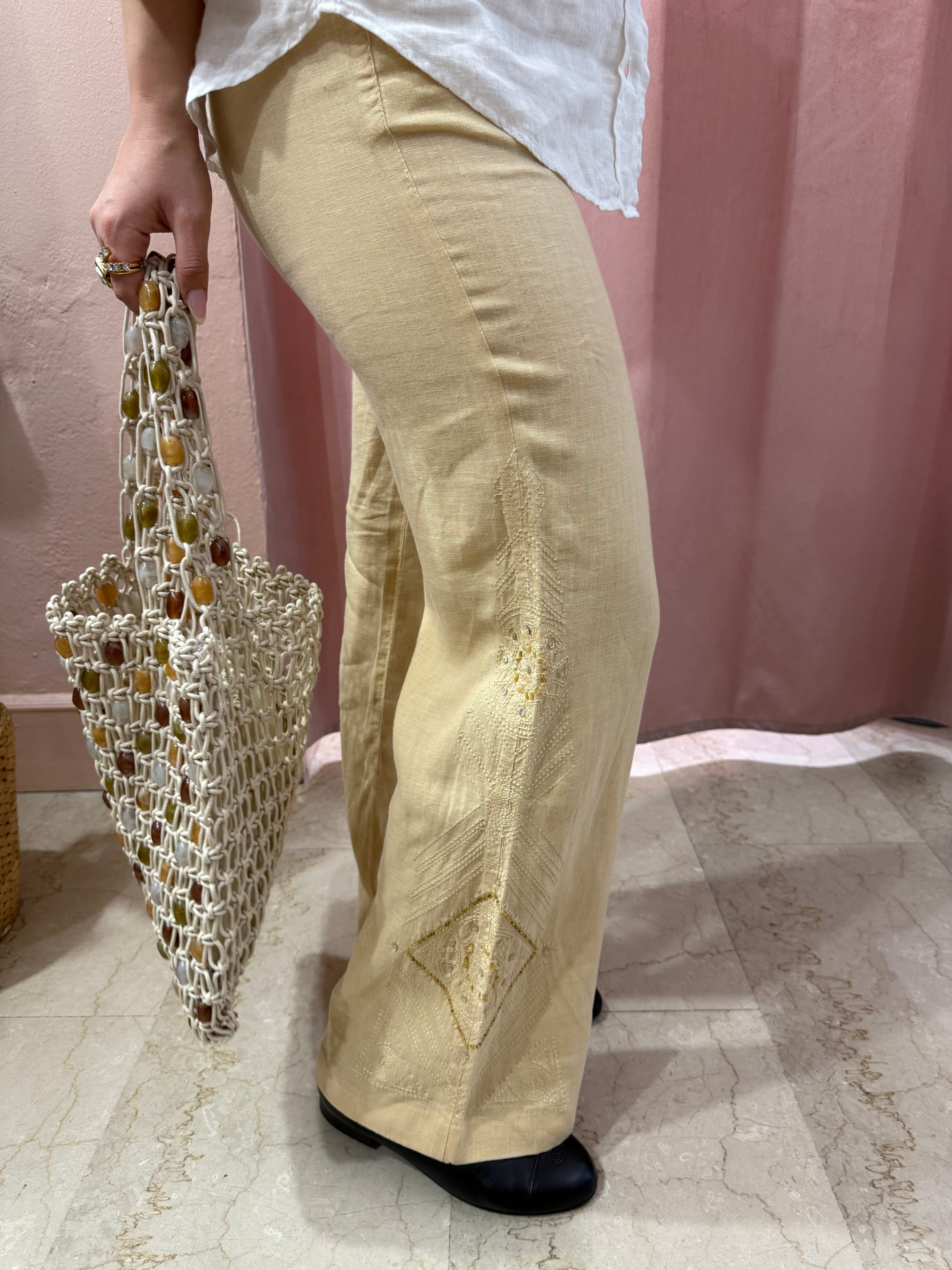 Pantaloni Marlboro beige in lino con ricami