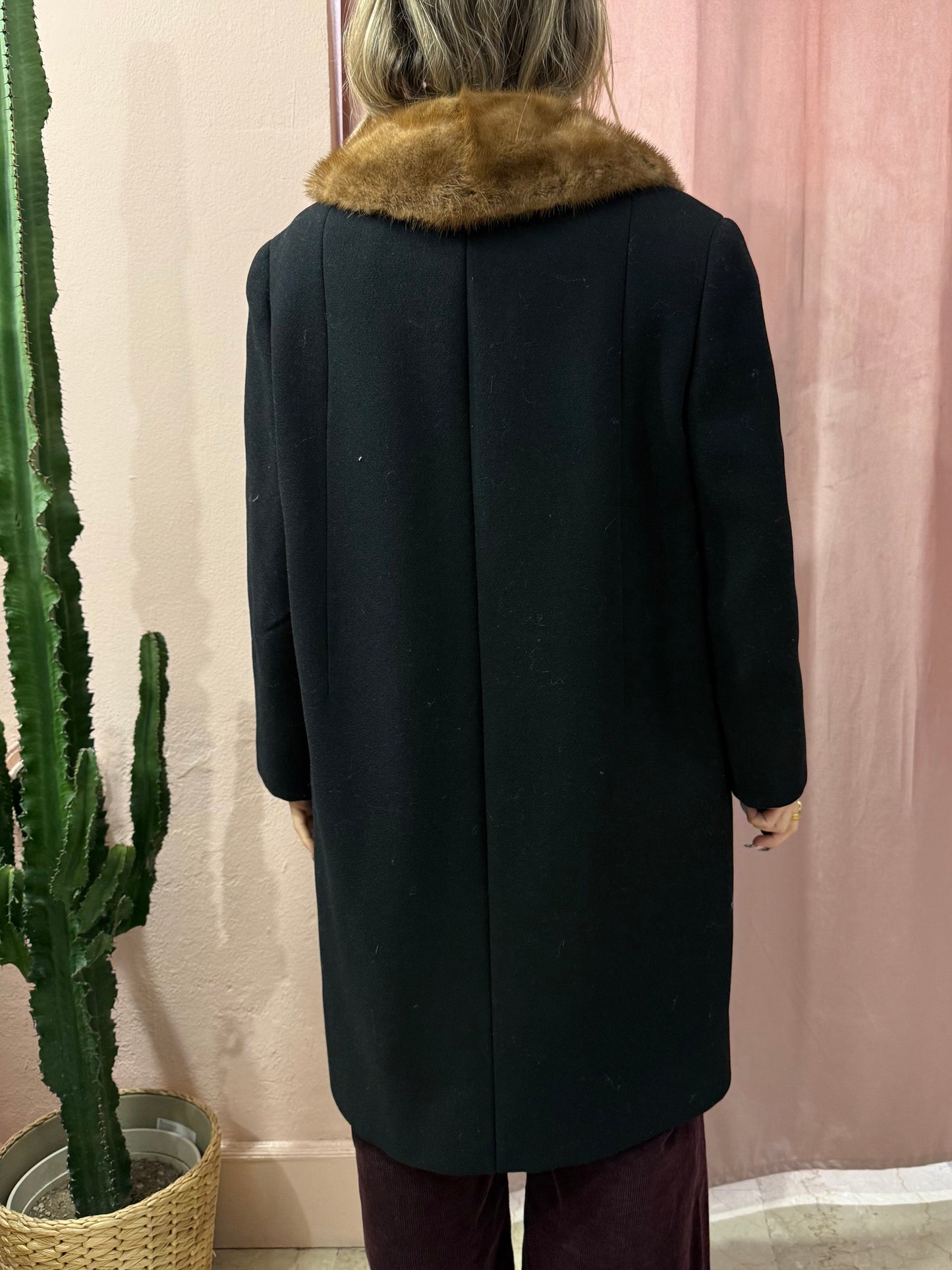 Cappotto nero in lana collo in visone