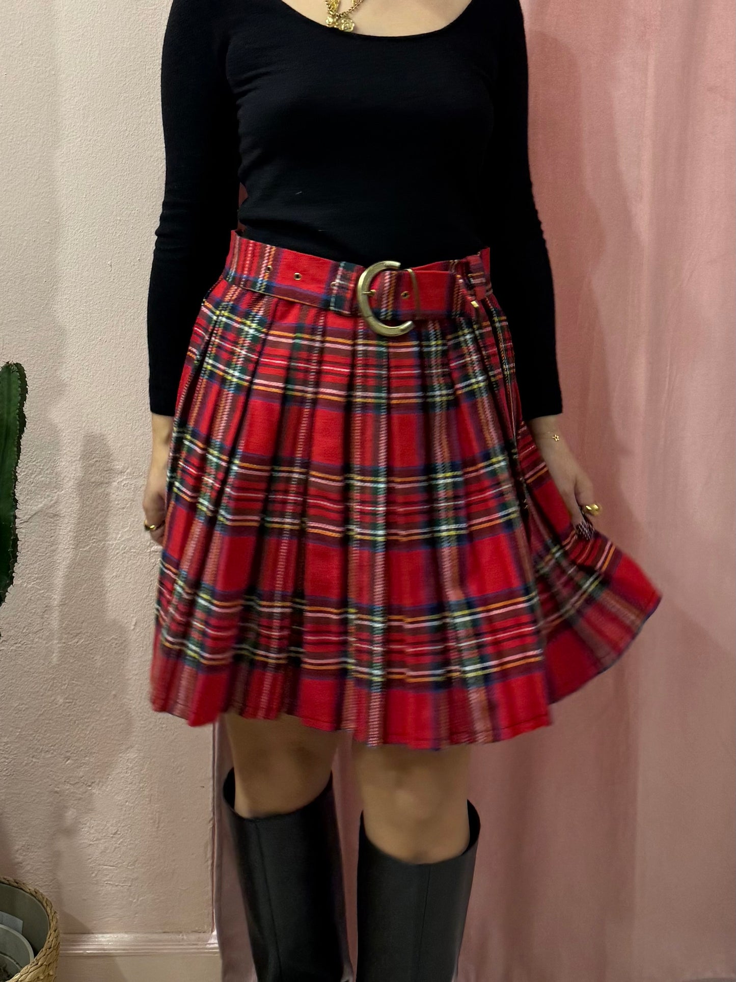 Gonna tartan sul rosso con cintura