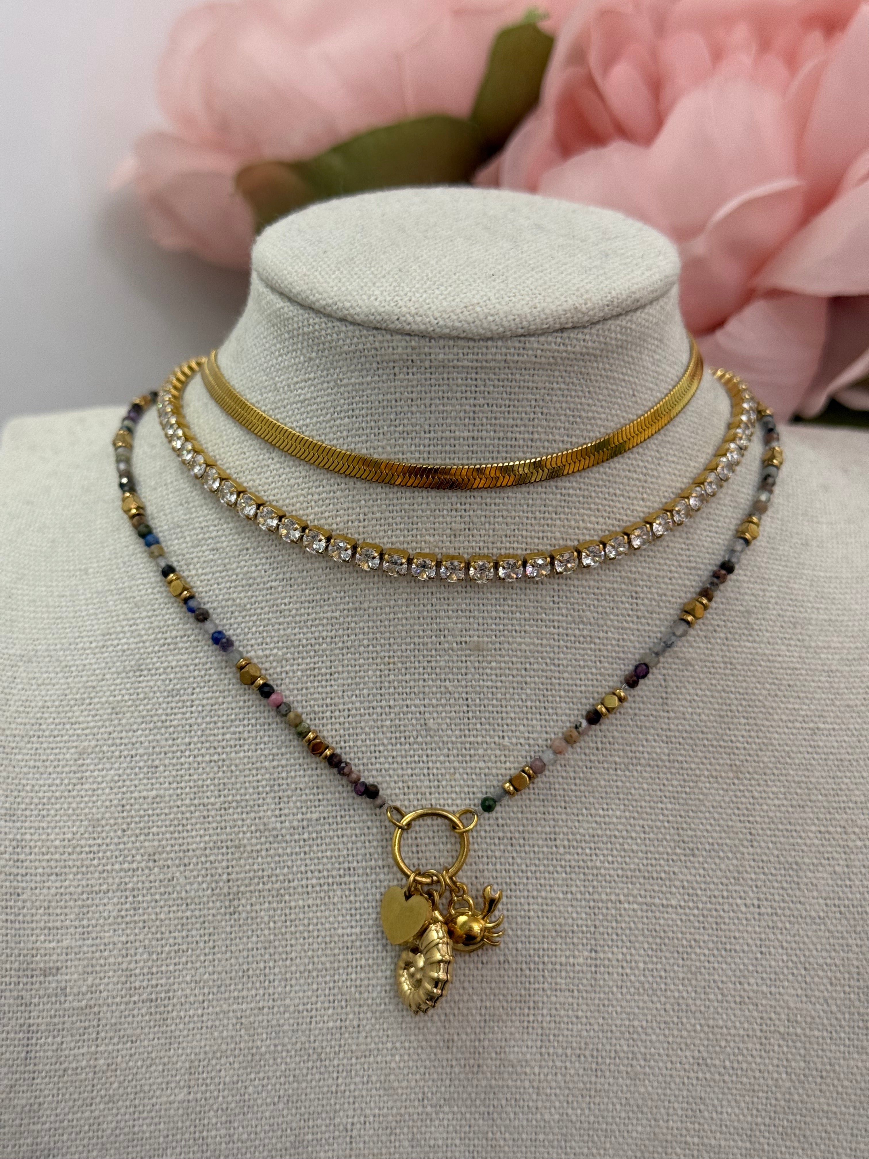 Collana micro perle con ciondoli