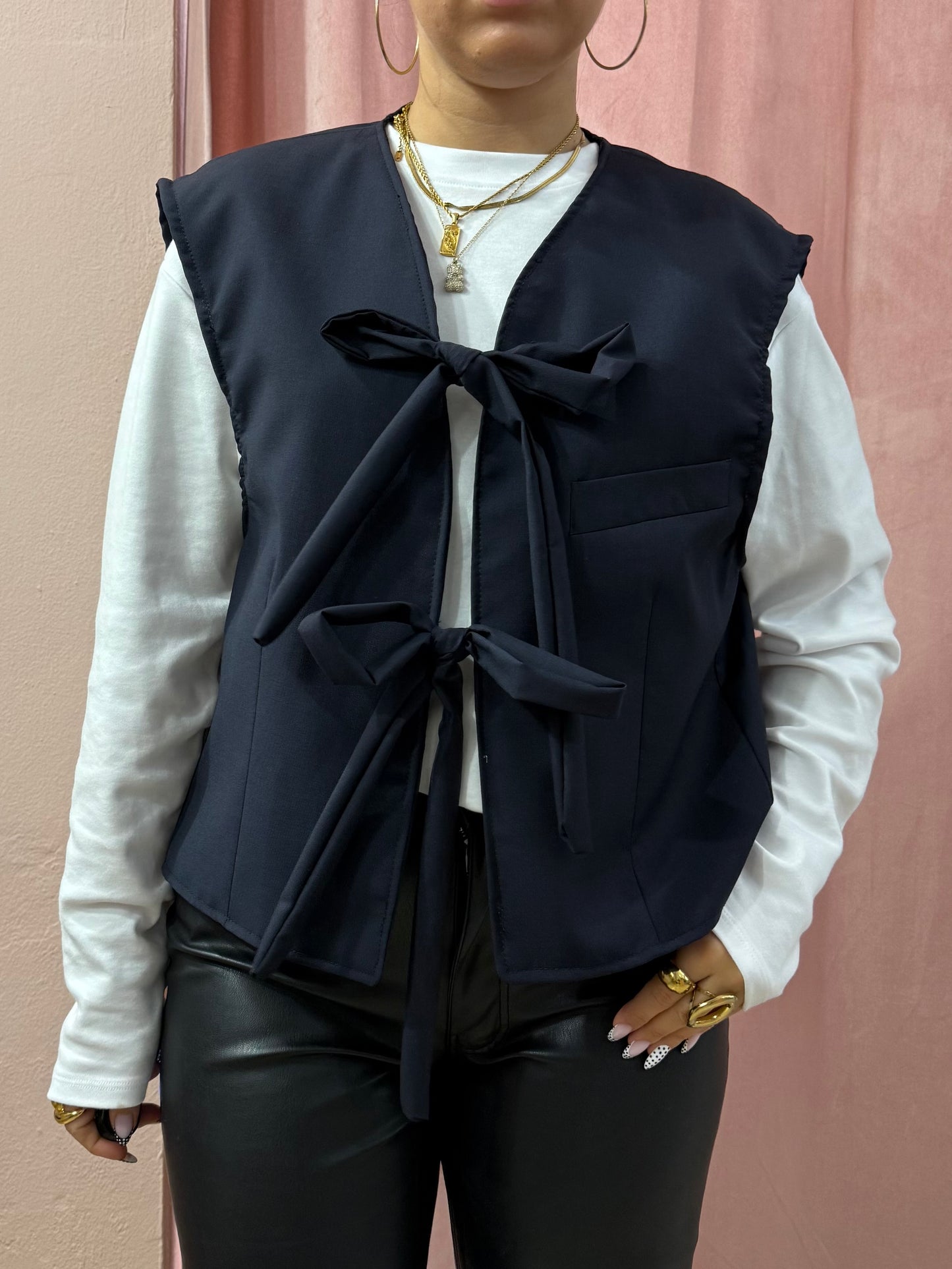 Gilet upcycling con fiocchi blu