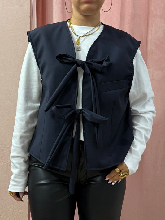 Gilet upcycling con fiocchi blu