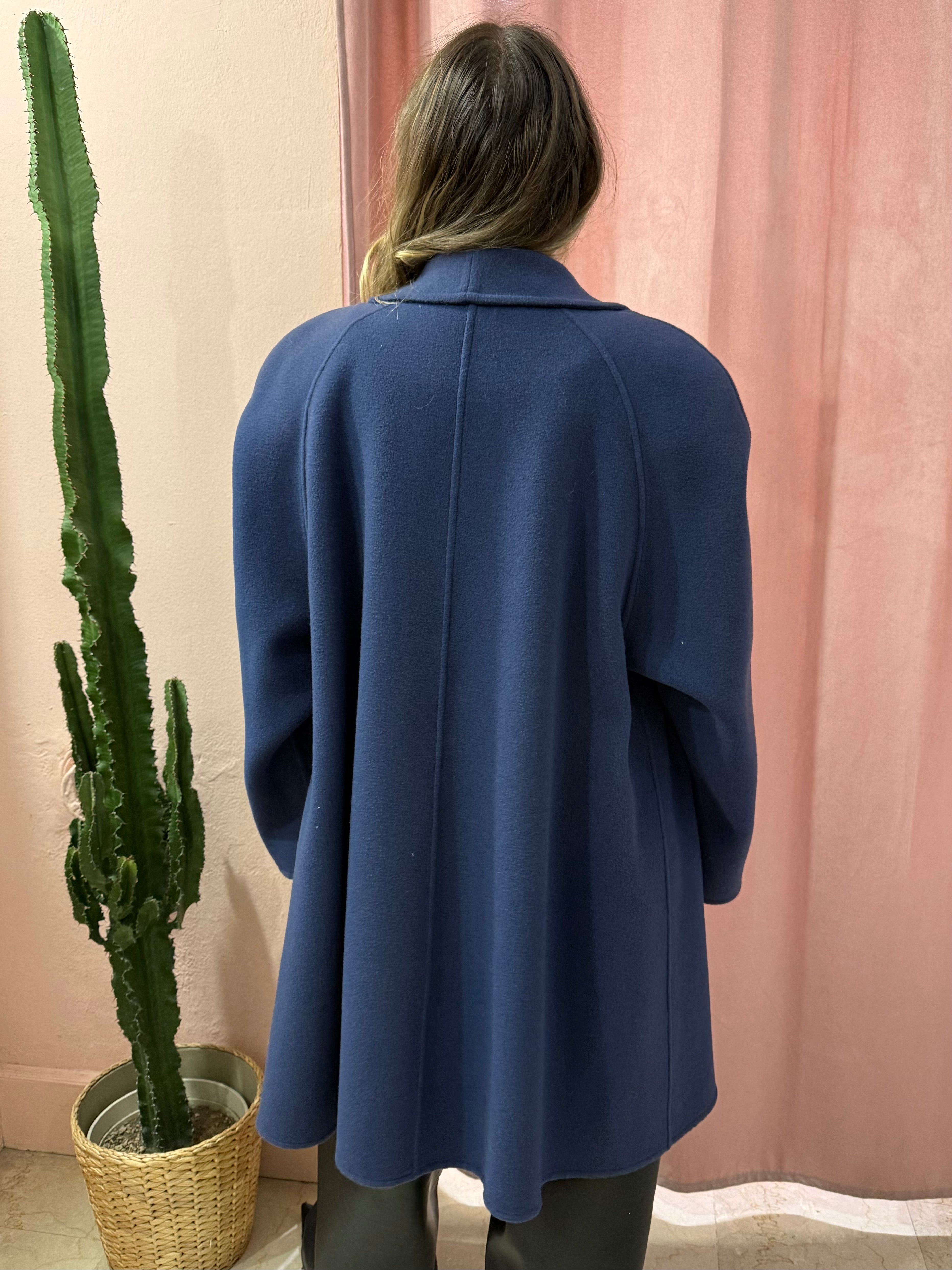 Cappotto blu con bottoni gioiello