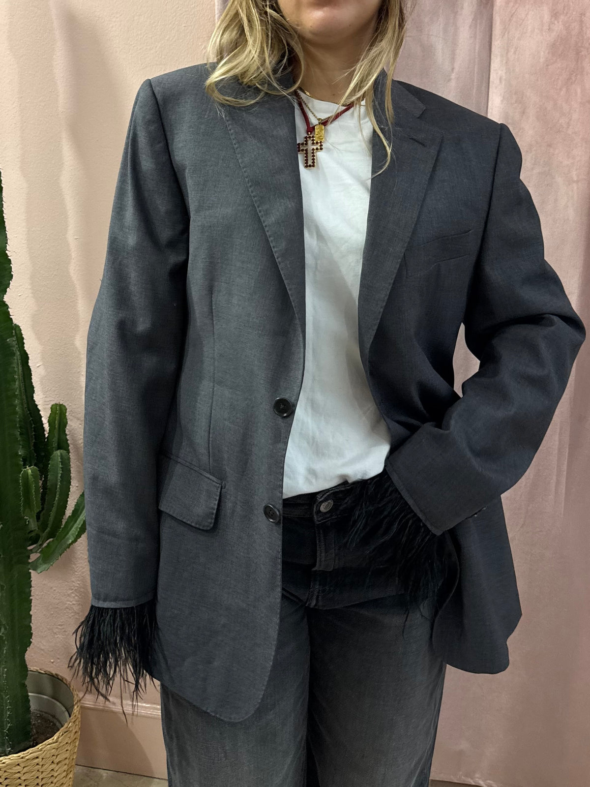 Blazer grigio upcycling piume
