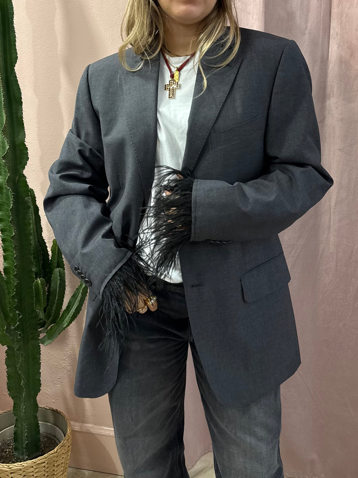 Blazer grigio upcycling piume