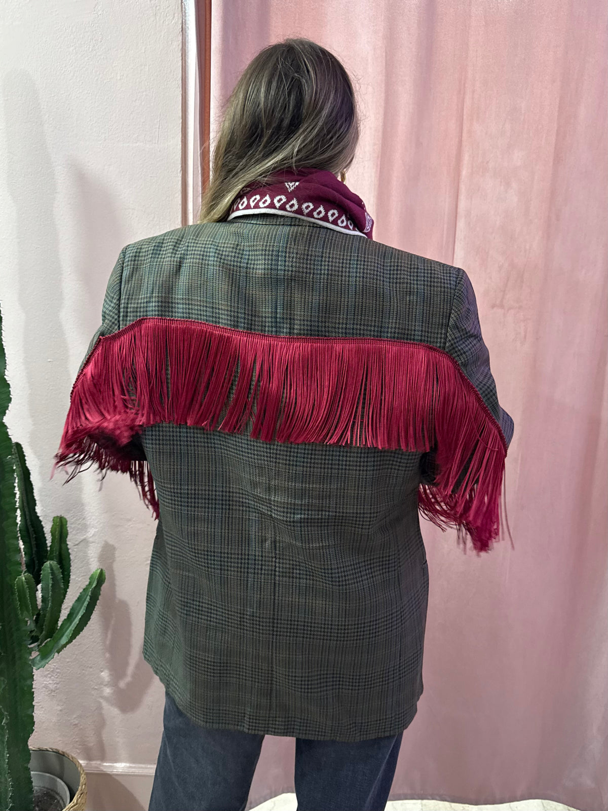 Blazer upcycling con frange rosse