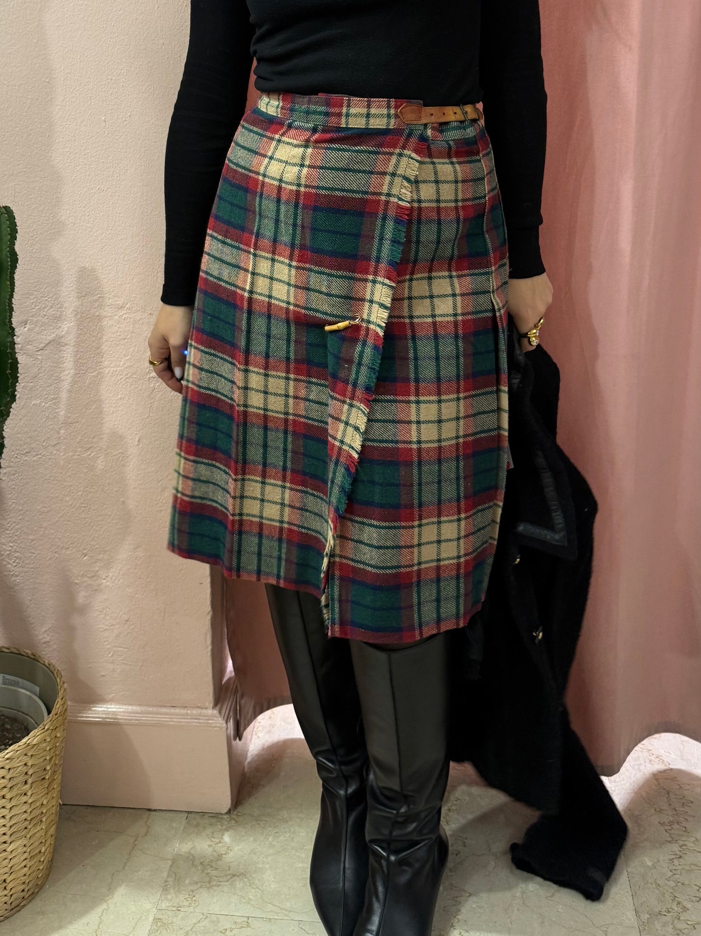 Gonna tartan sul verde con spilla
