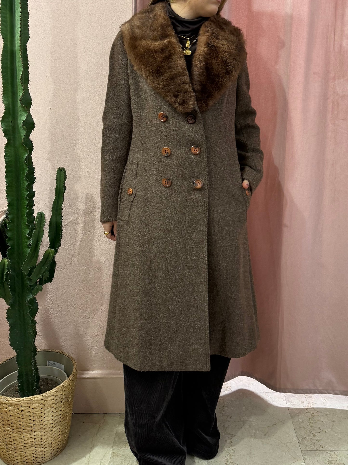 Maxi cappotto in lana con collo in pelliccia sintetica