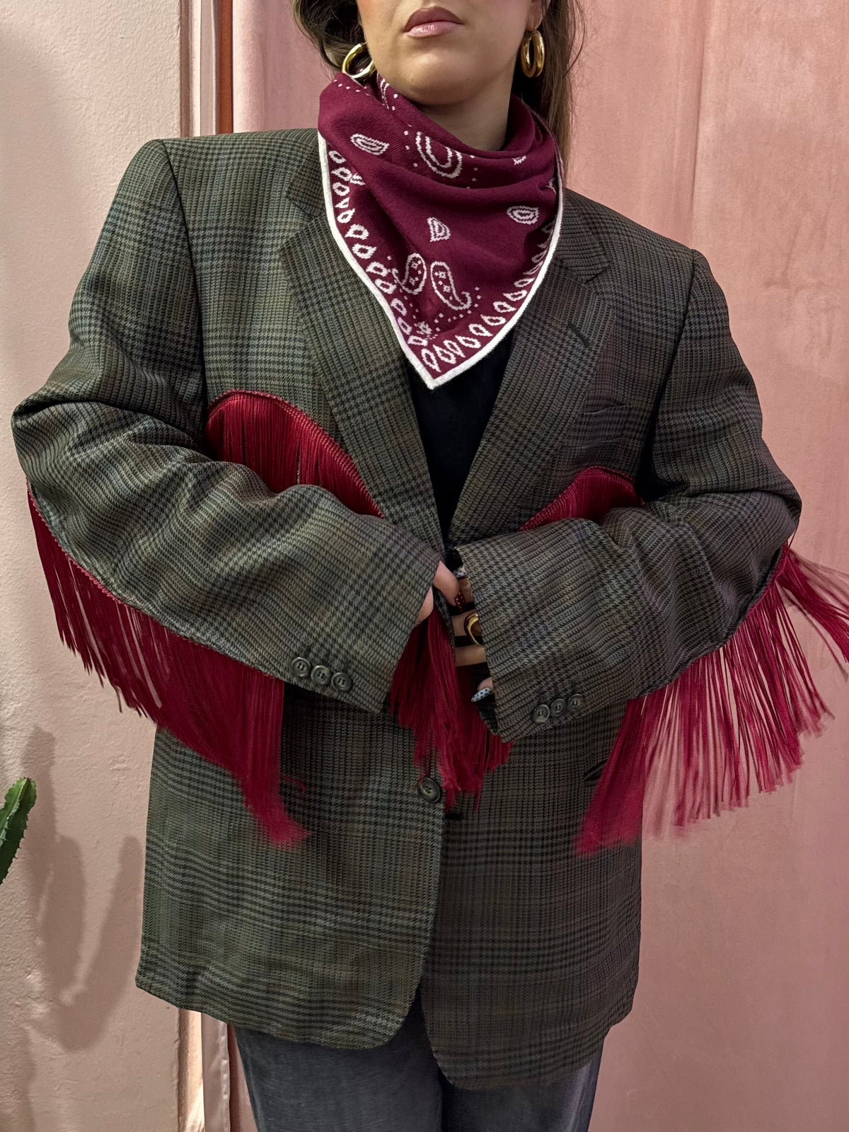Blazer upcycling con frange rosse