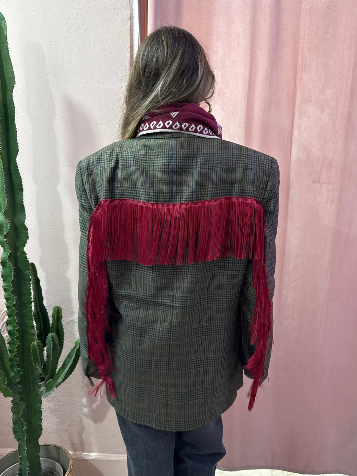 Blazer upcycling con frange rosse