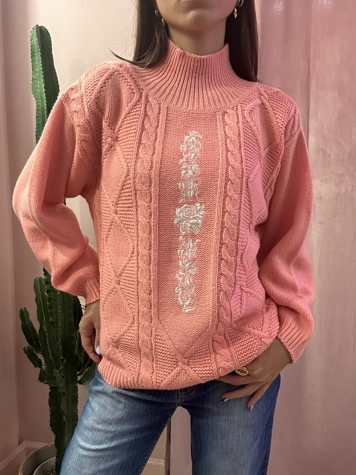 Maglione dolcevita salmone con ricami