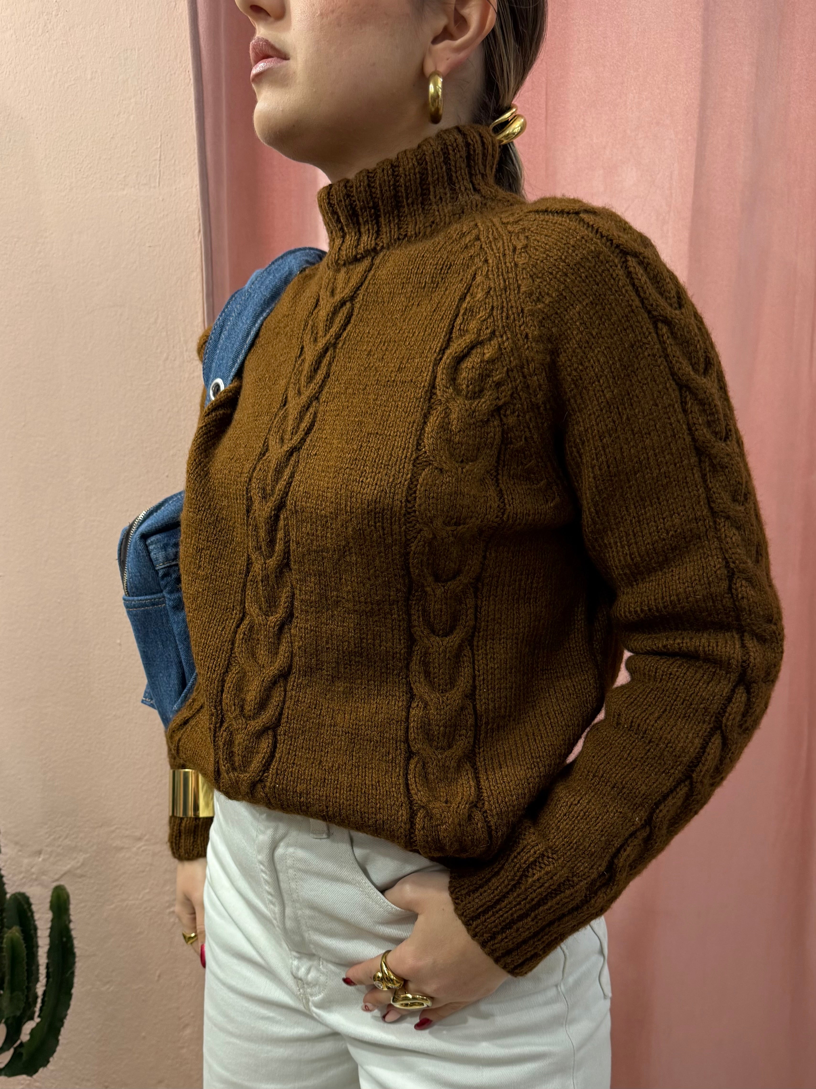 Maglione a collo alto in lana a trecce