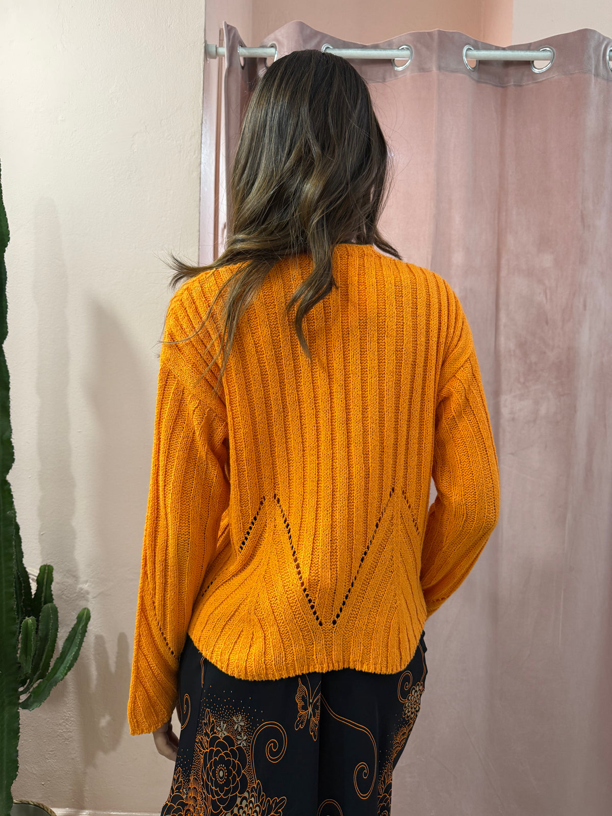 Maglione arancio con bottoni