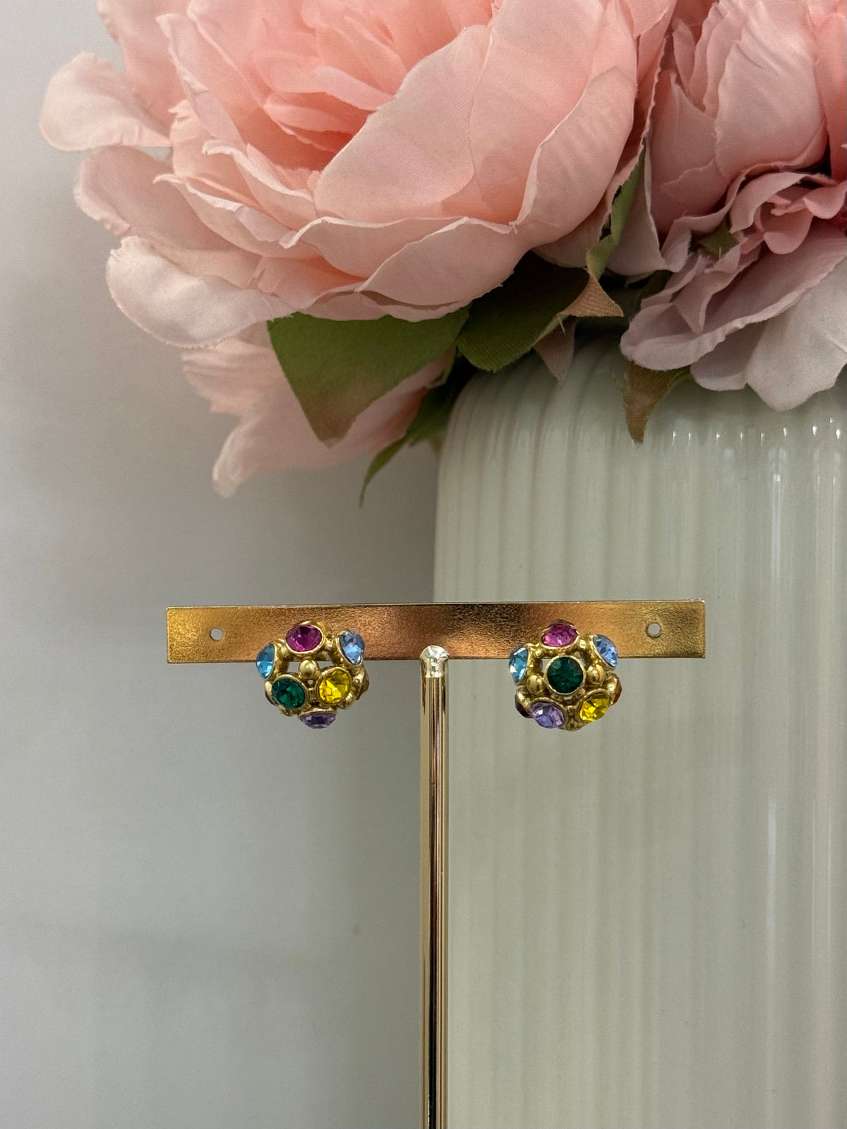 Orecchini a bottone con strass colorati