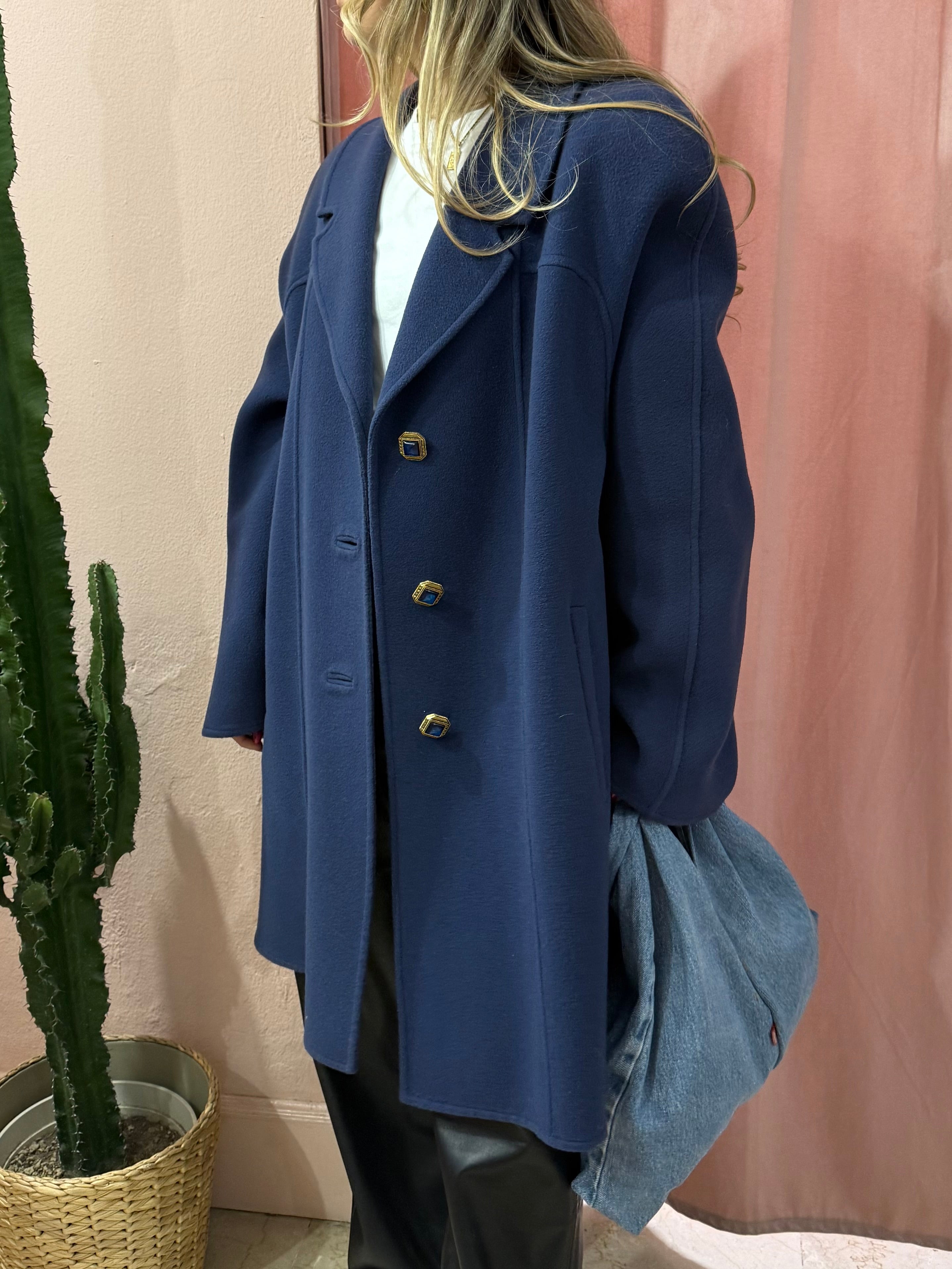 Cappotto blu con bottoni gioiello