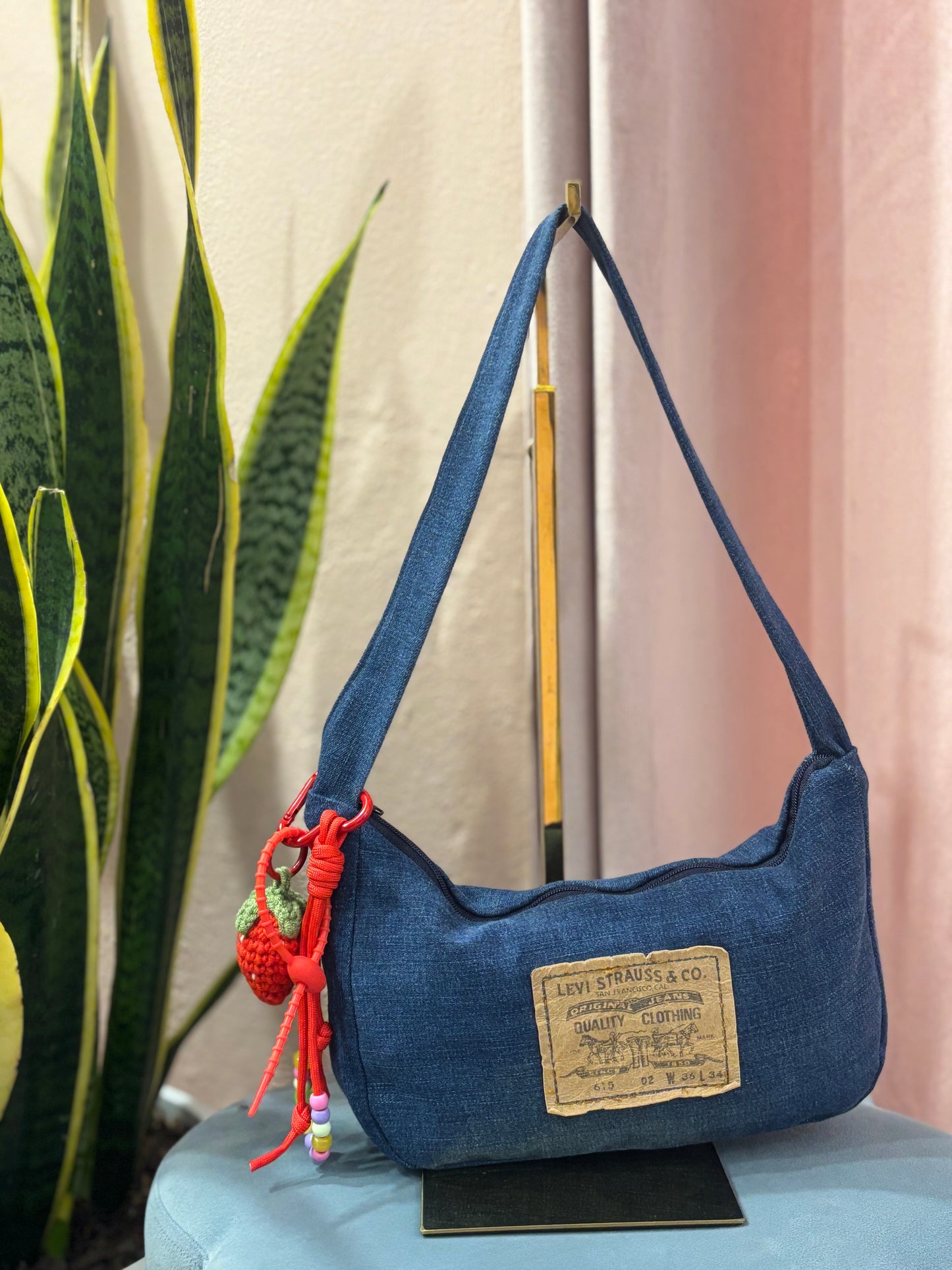 Borsa Levis upcycling denim scuro