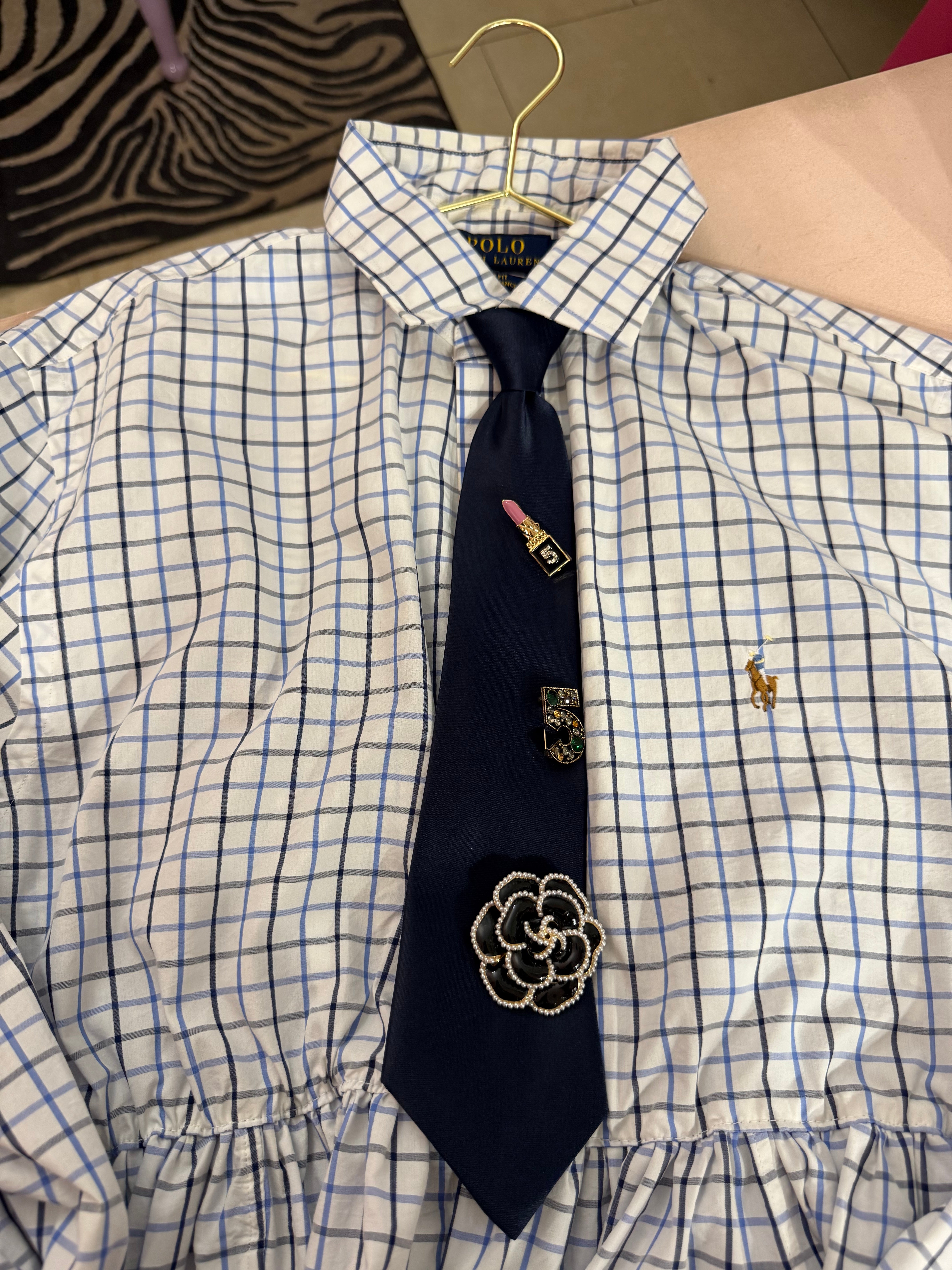 Cravatta con spille gioiello blu