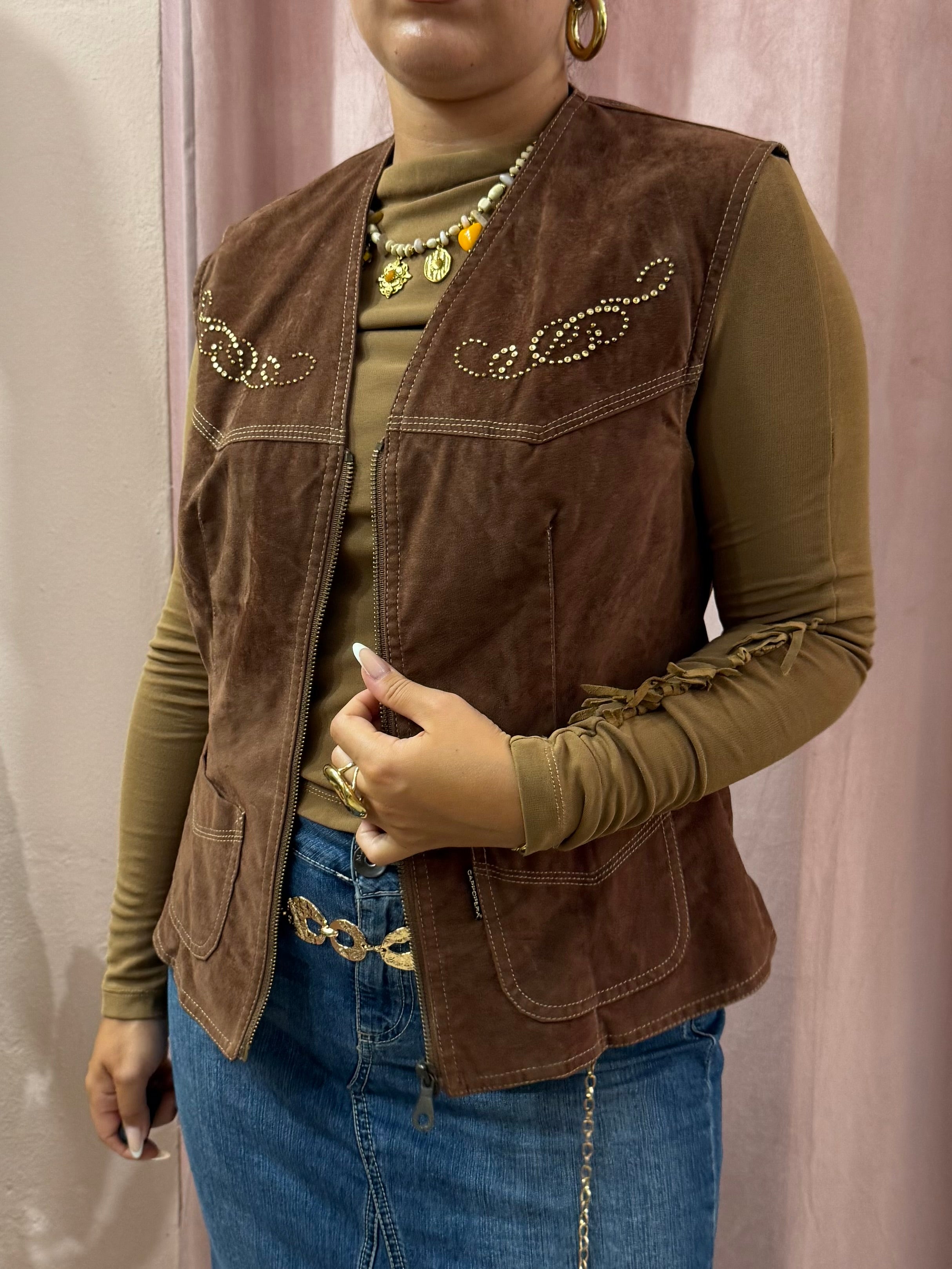 Gilet effetto scamosciato con applicazioni