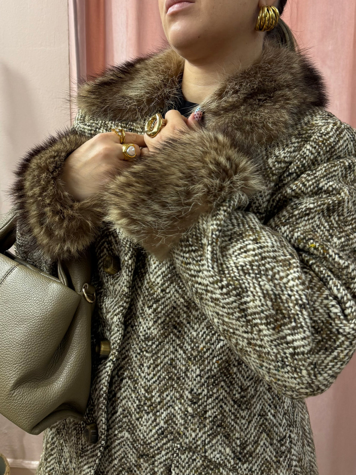 Cappotto in lana con collo e manicotti in pelliccia