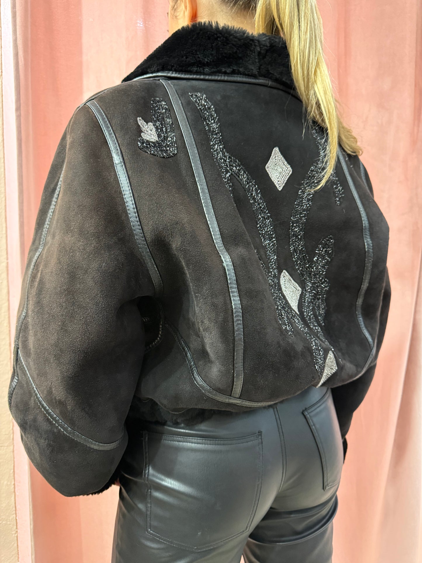 Montone vintage nero con ricami