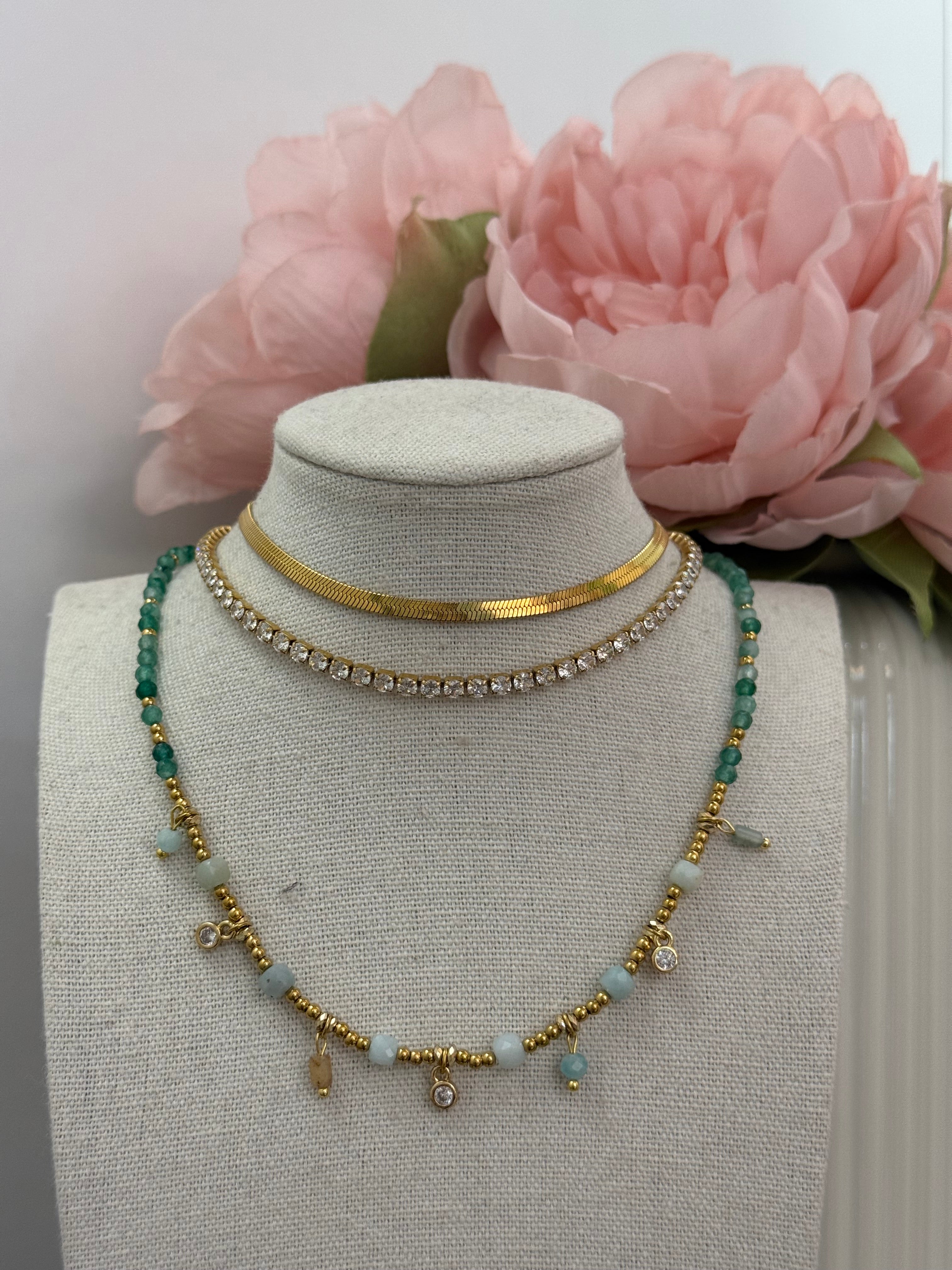 Collana girocollo pietre mini verdi con punto luce