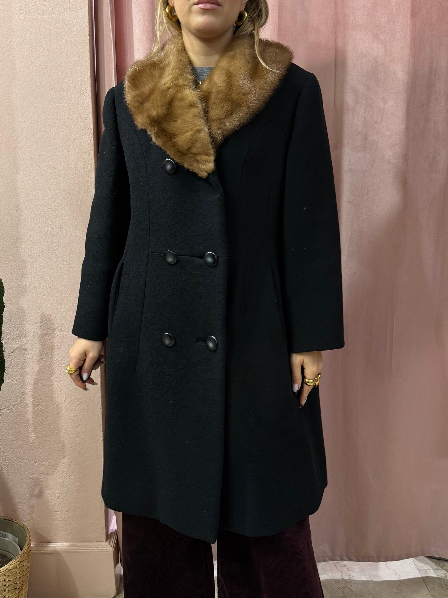 Cappotto nero in lana collo in visone