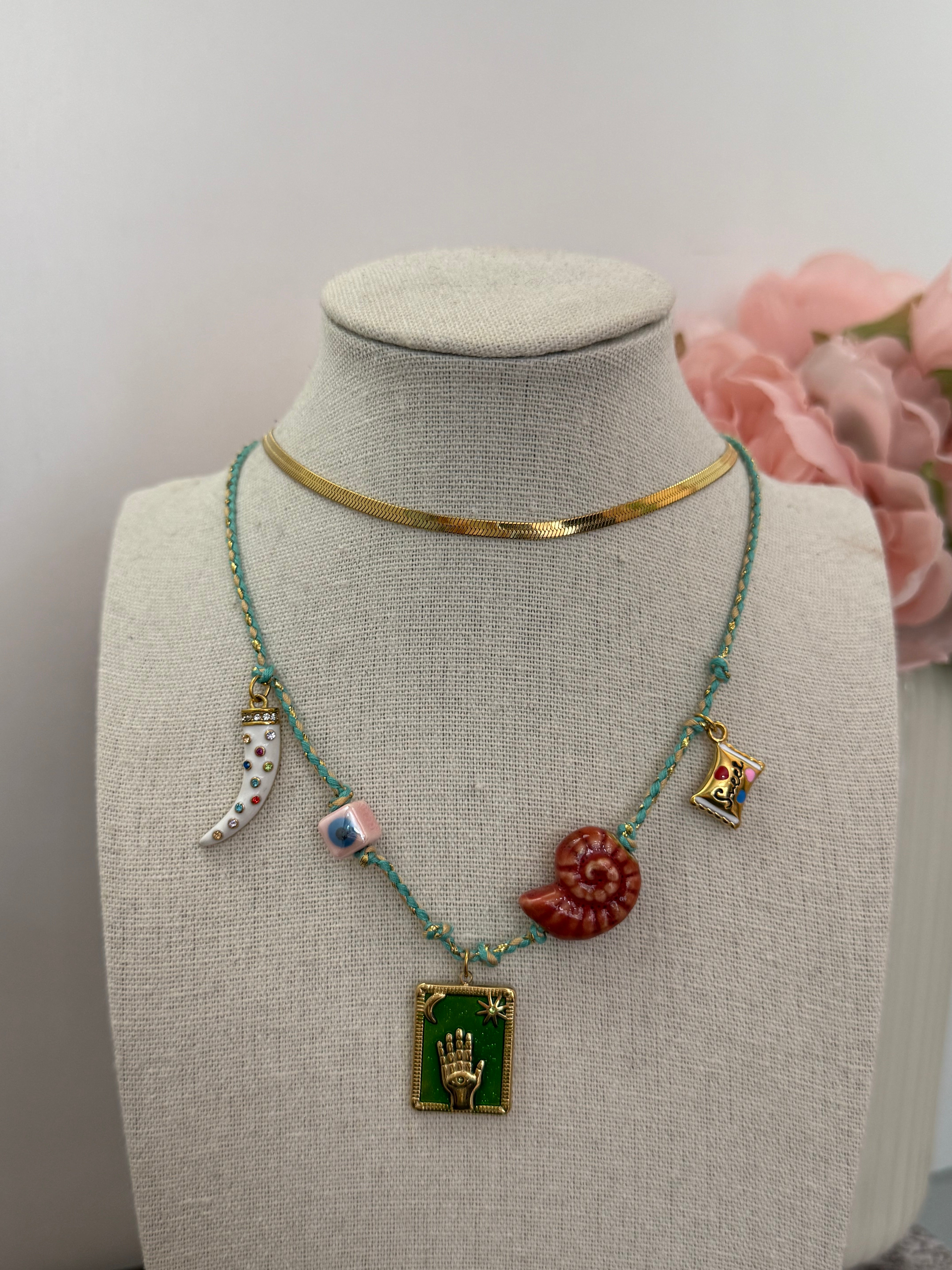 Collana in corda con ciondoli colorati | solo online