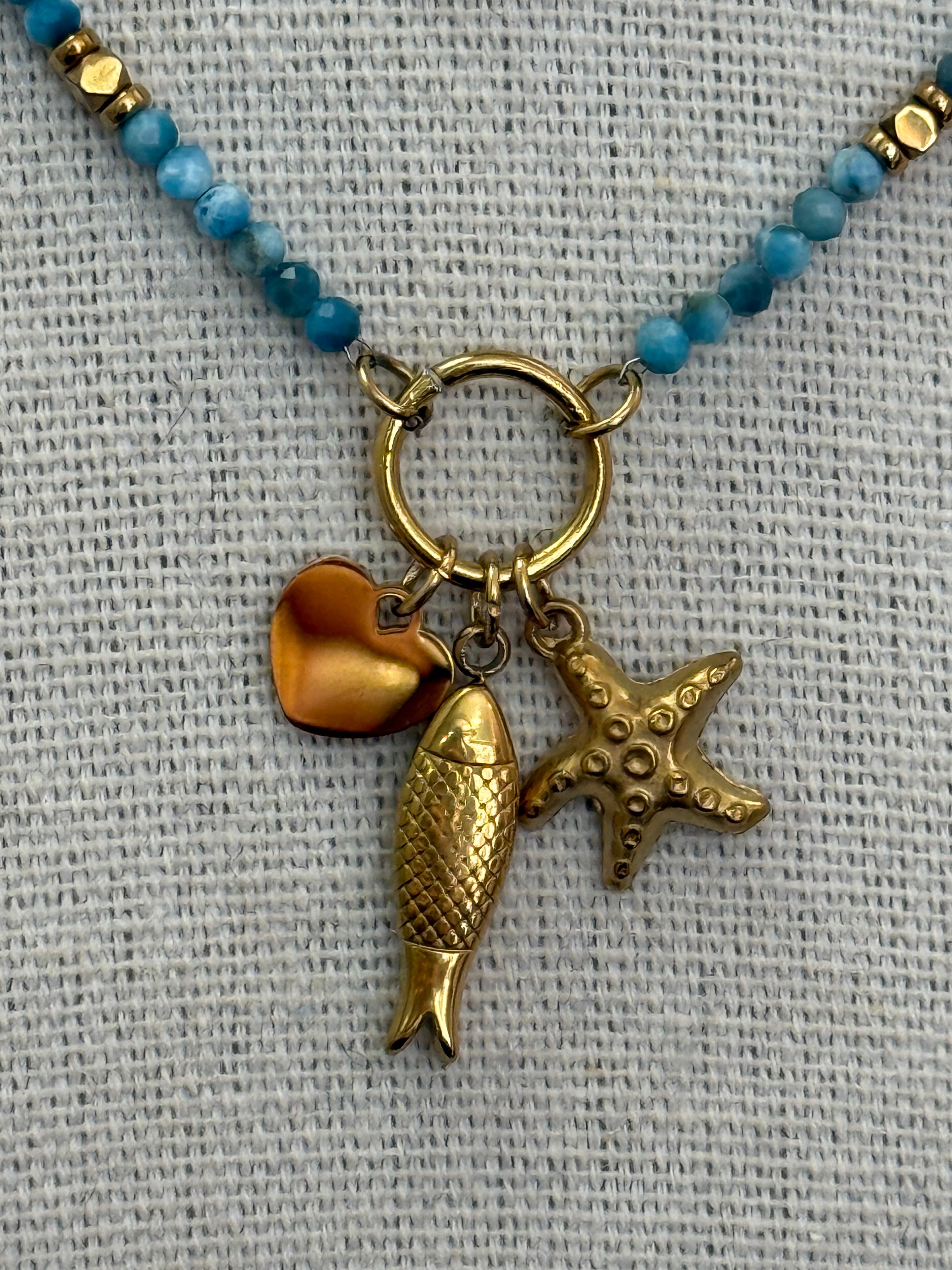 Collana micro perle con ciondoli