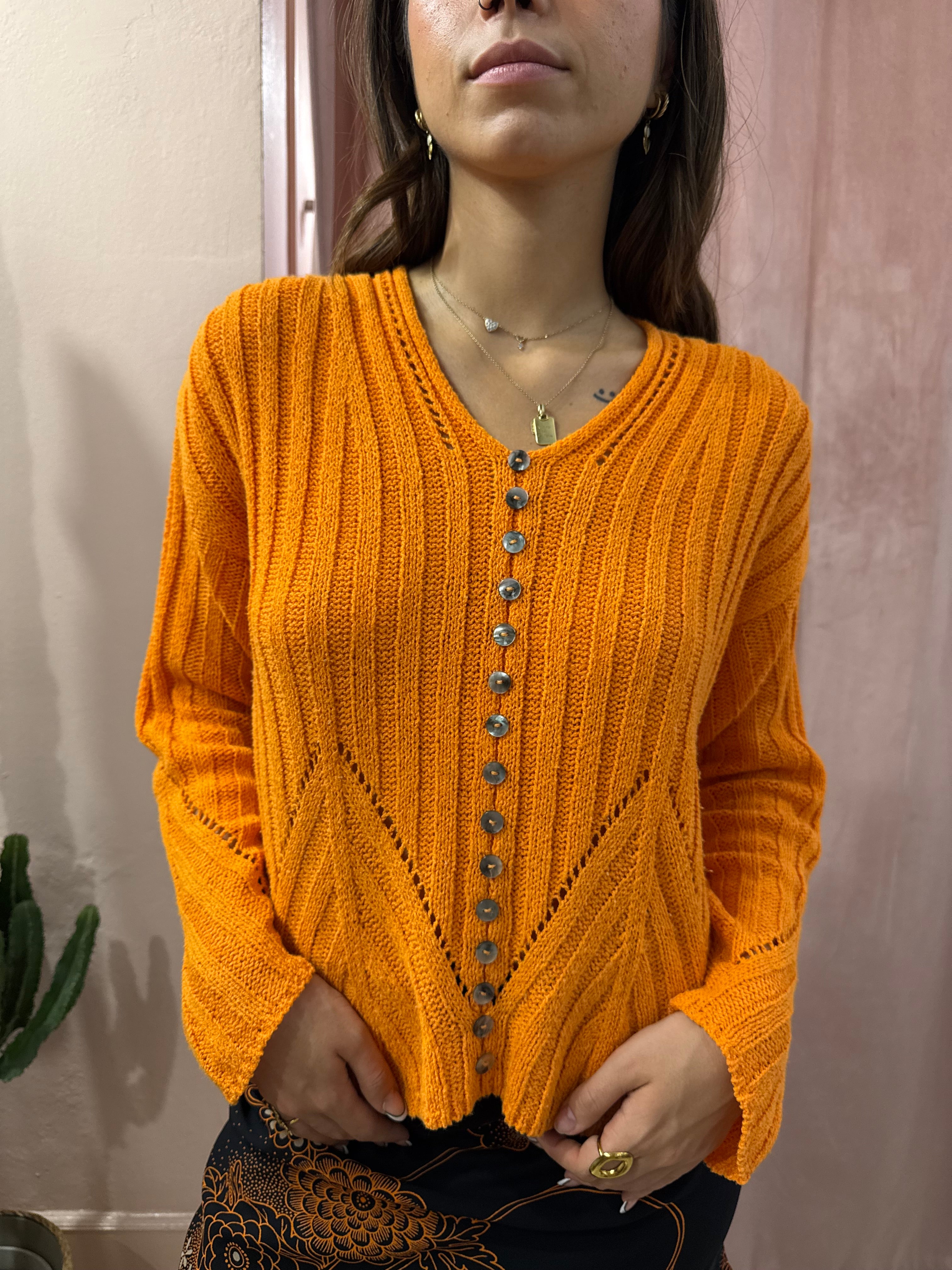 Maglione arancio con bottoni