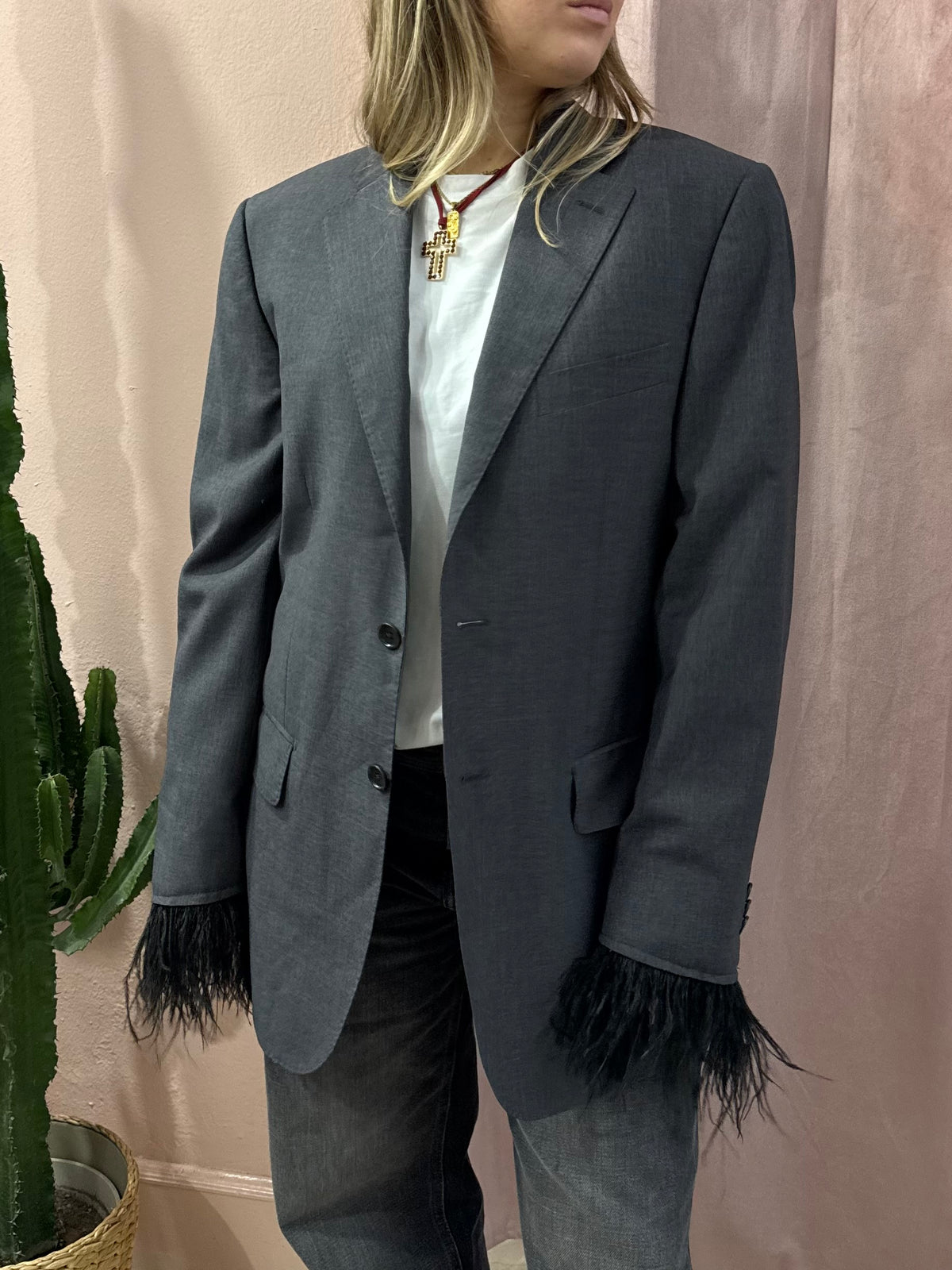 Blazer grigio upcycling piume
