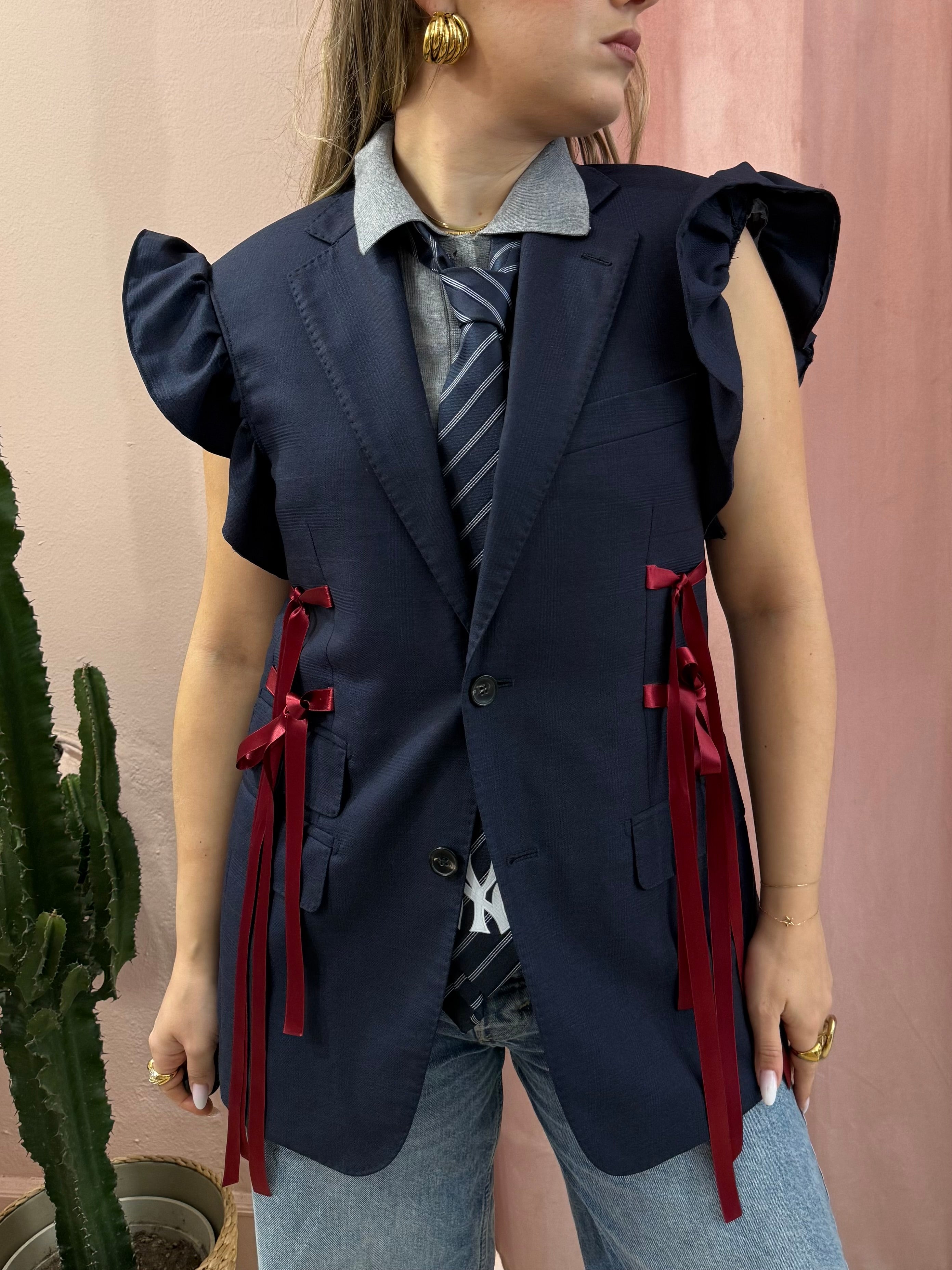 Blazer smanicato upcycling con volant e fiocchi