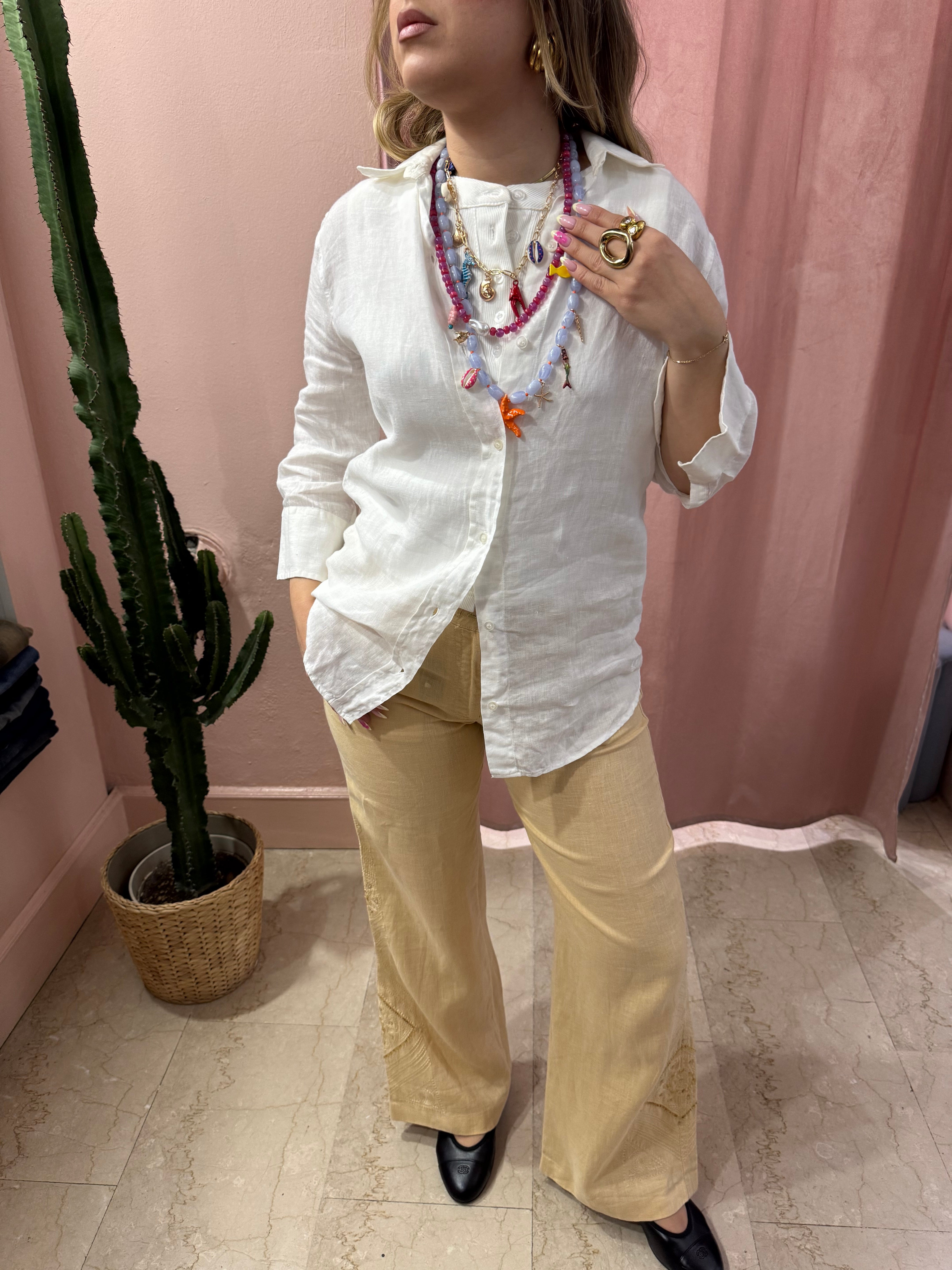 Pantaloni Marlboro beige in lino con ricami