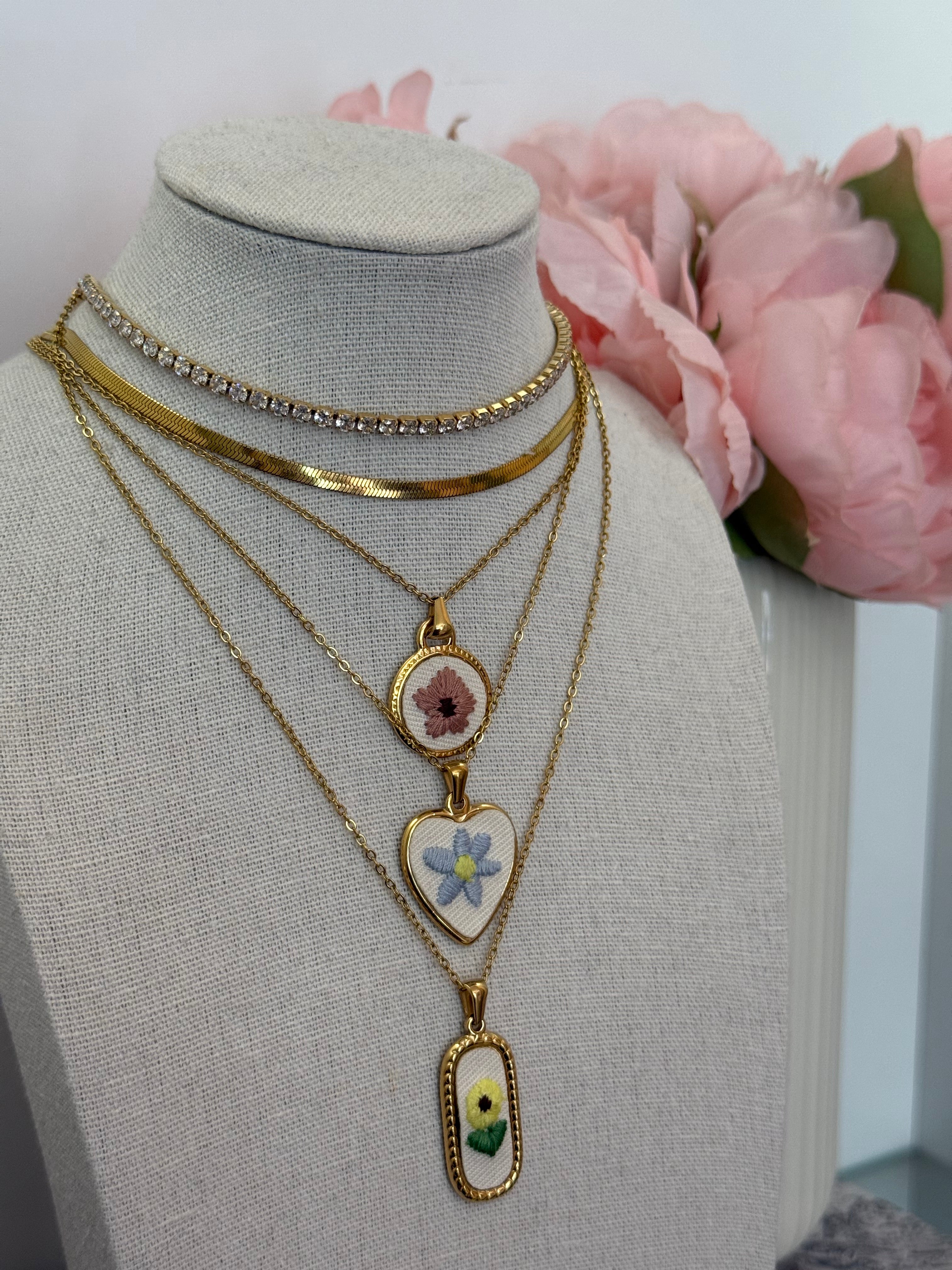 Collana con fiore ricamato