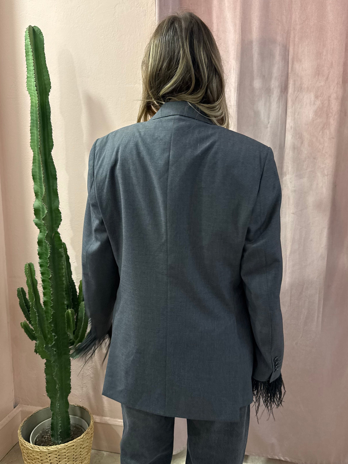 Blazer grigio upcycling piume