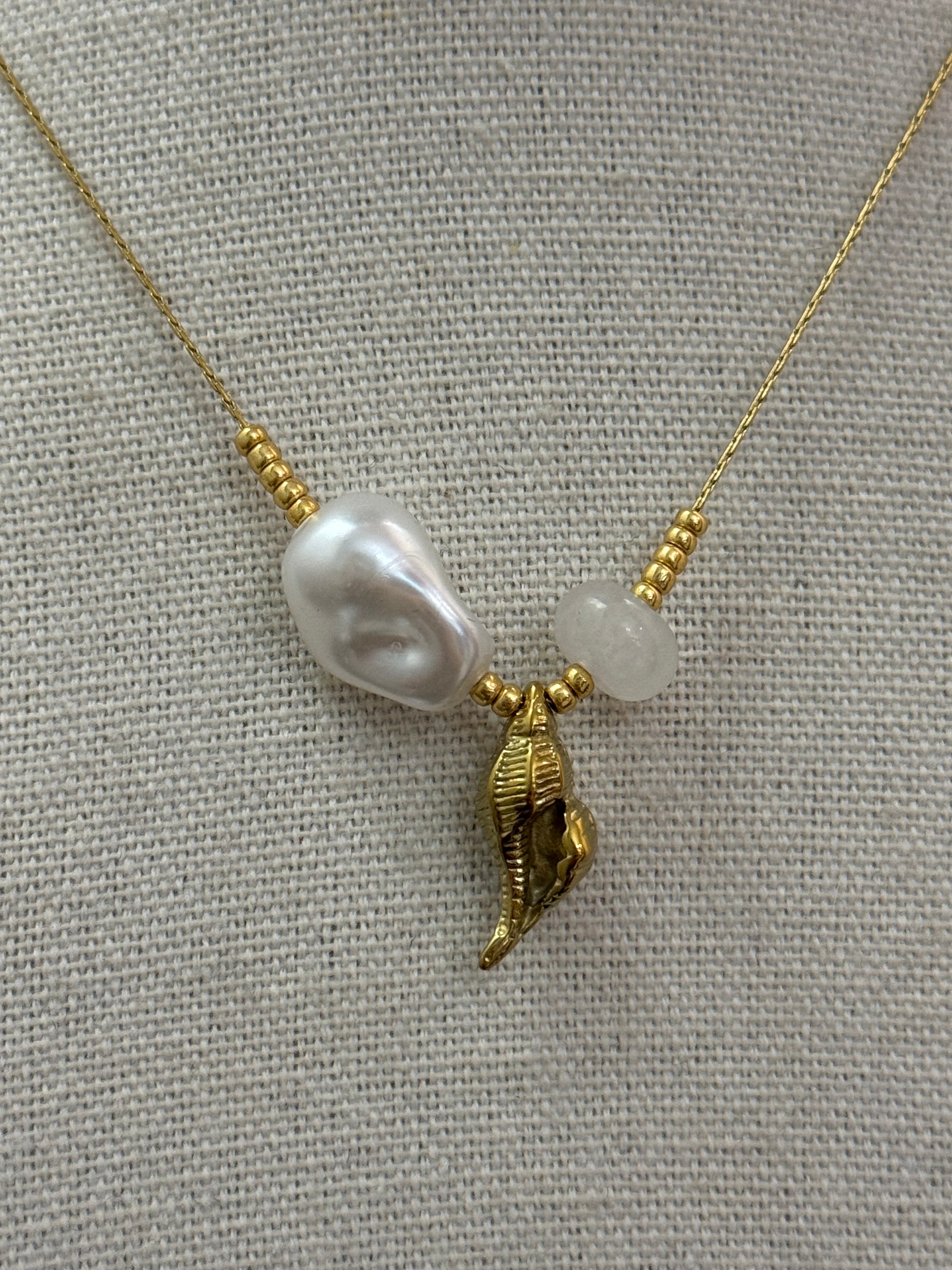 Collana conchiglia con perla di fiume