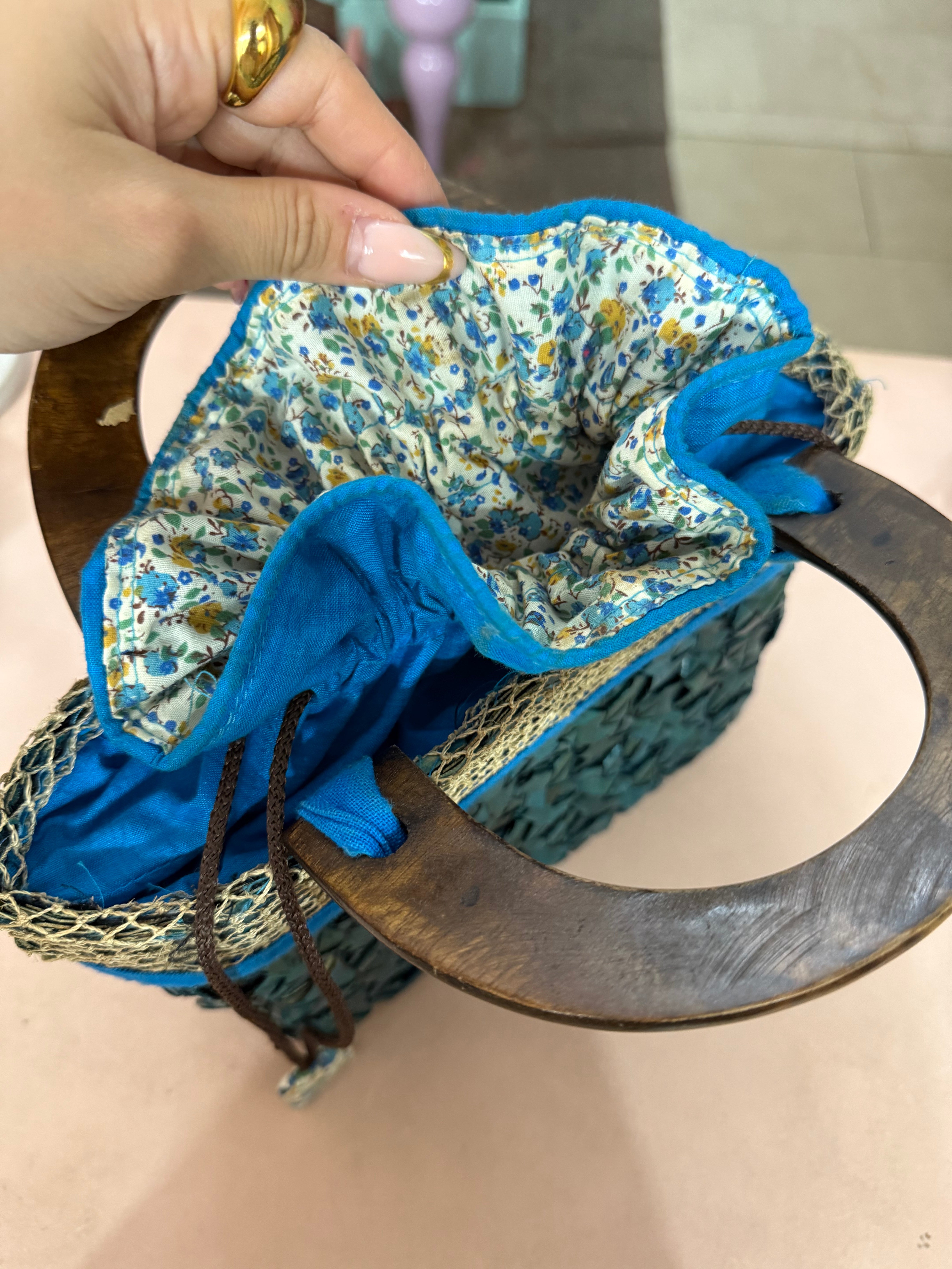 Borsa vintage in paglia blu con manico in legno