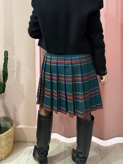 Gonna scozzese sul verde con bottoni