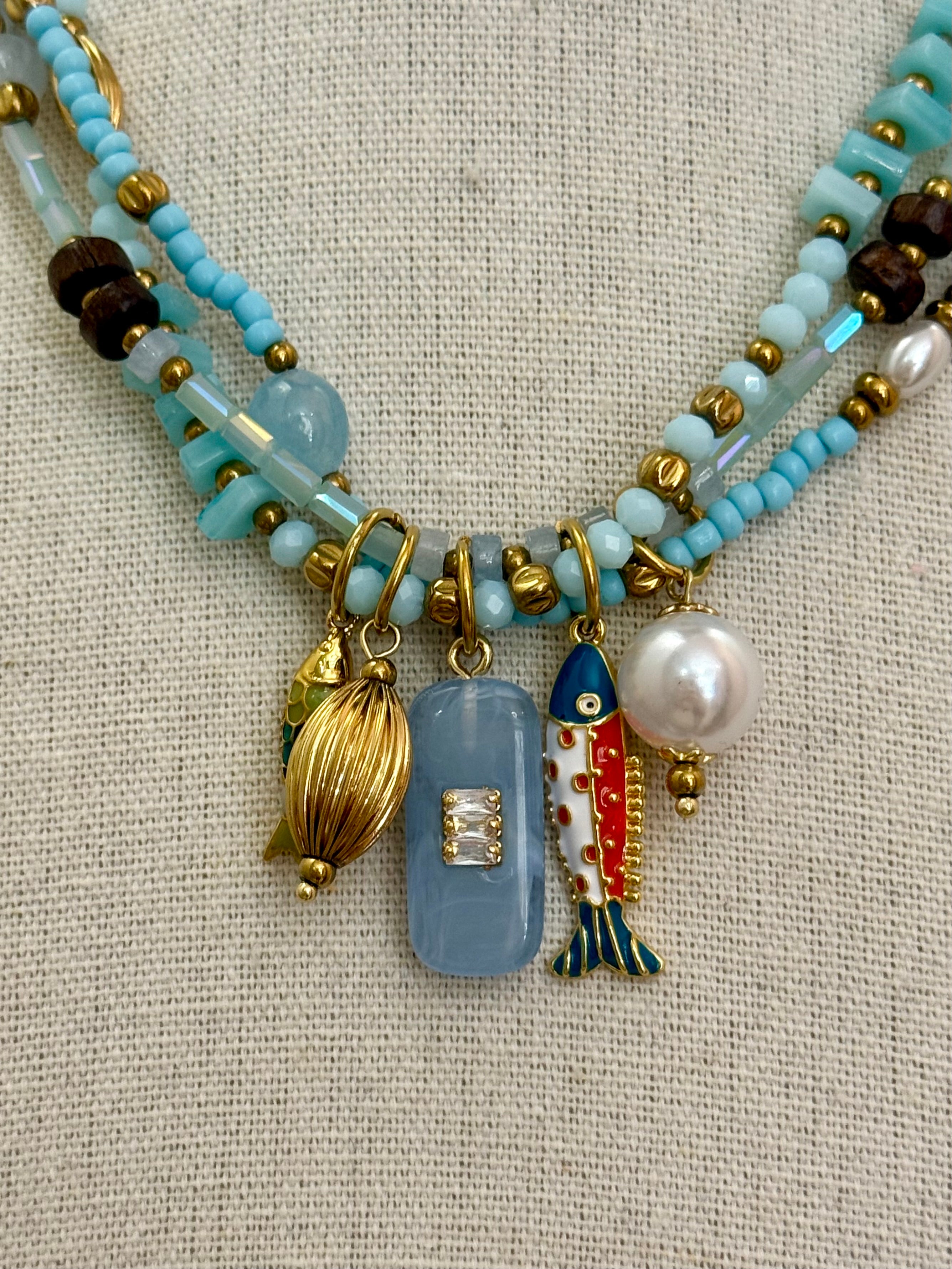 Collana multicharm azzurra con perle sfaccettate
